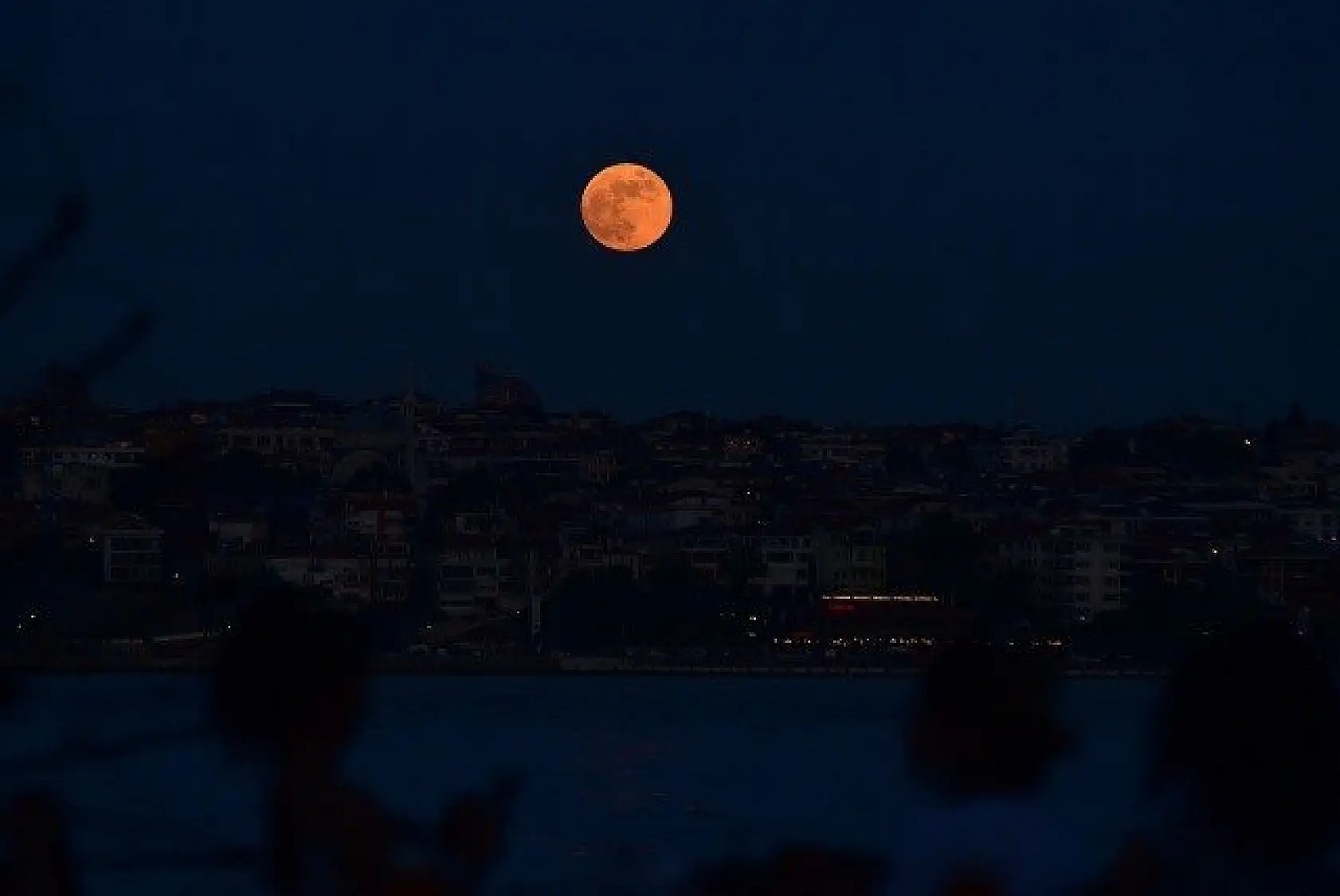 Ay tutulmasından kartpostallık kareler