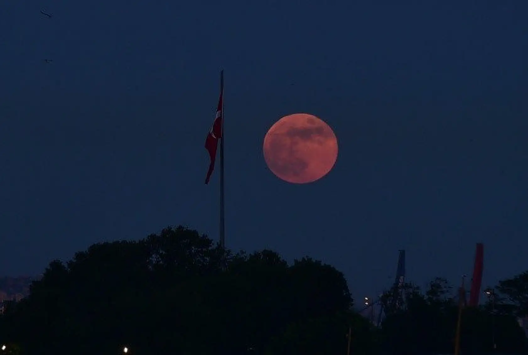 Ay tutulmasından kartpostallık kareler