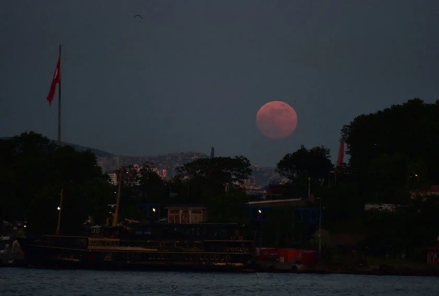 Ay tutulmasından kartpostallık kareler