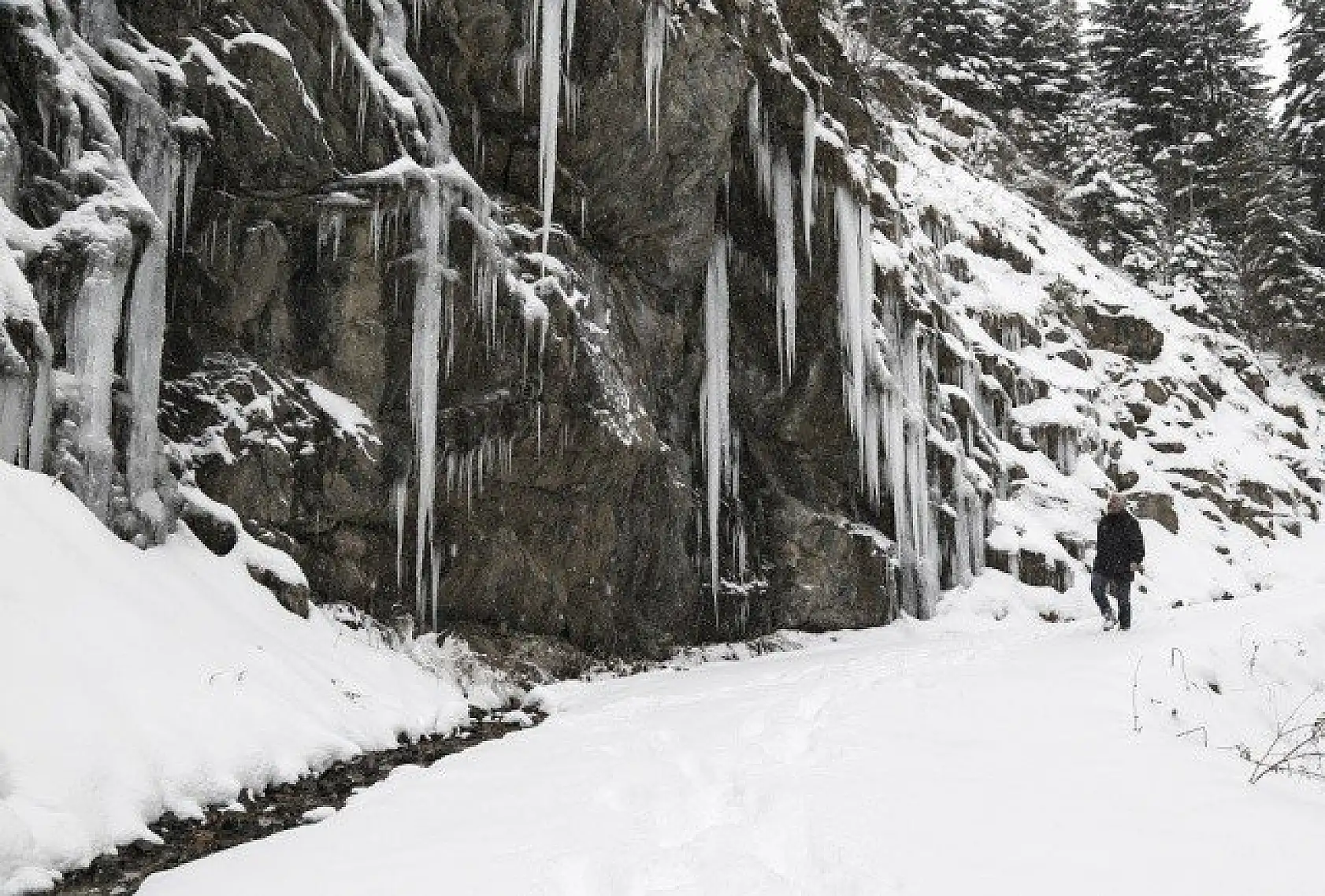 Yaralıgöz Dağı beyaz örtüsüyle görsel şölen sunuyor
