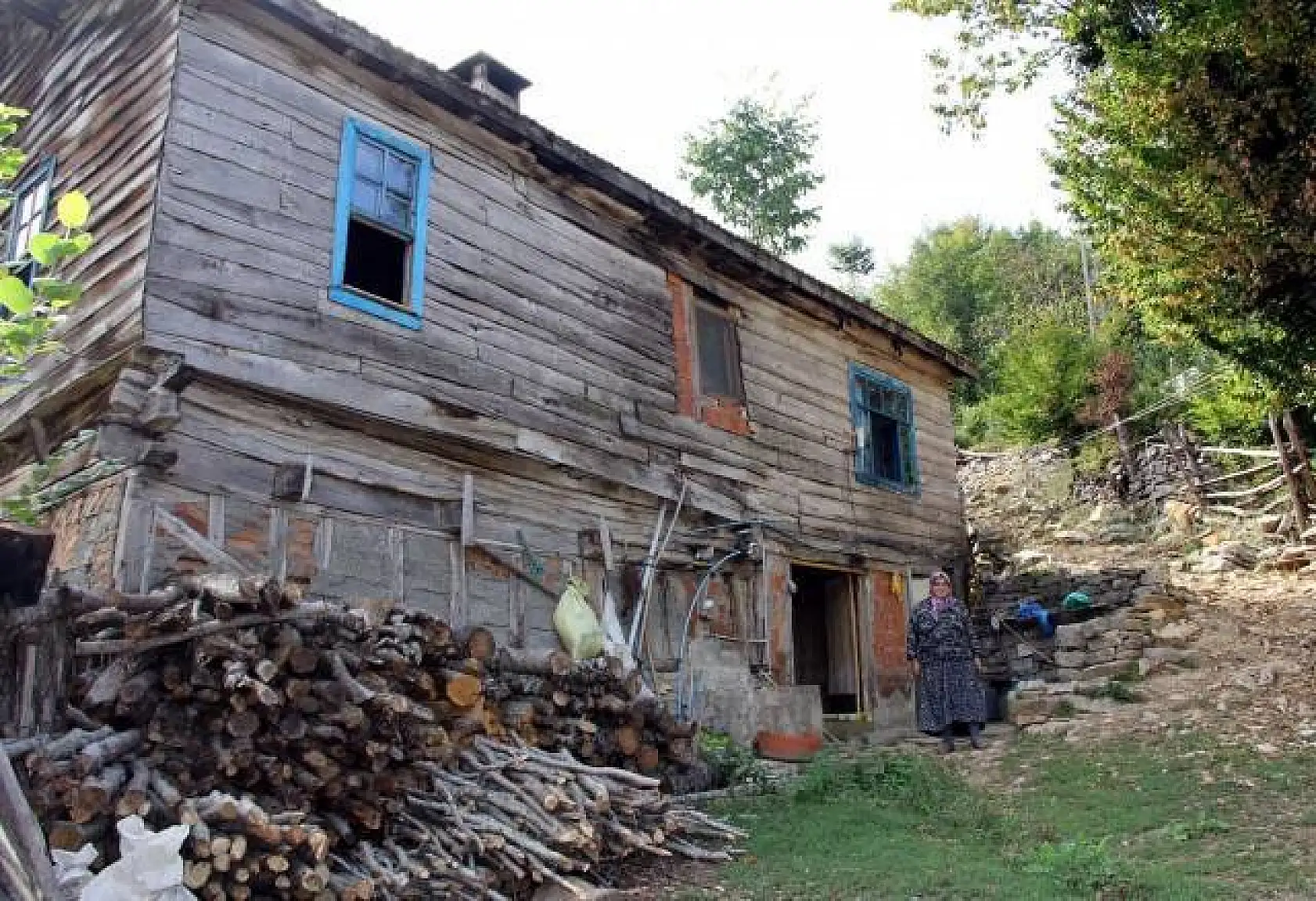 Evlerine eşeklerle su taşıyorlar