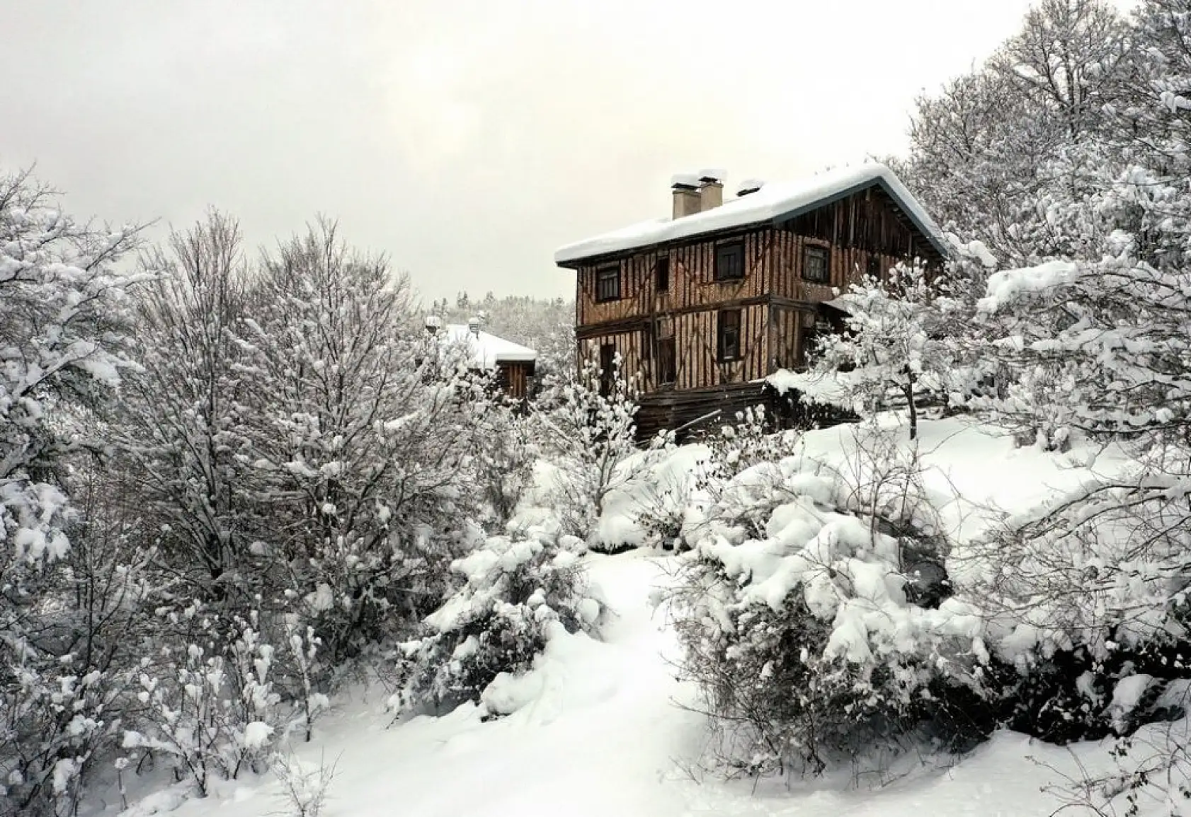 Çam ormanlarıyla çevrili Şenpazar ilçesi beyaza büründü