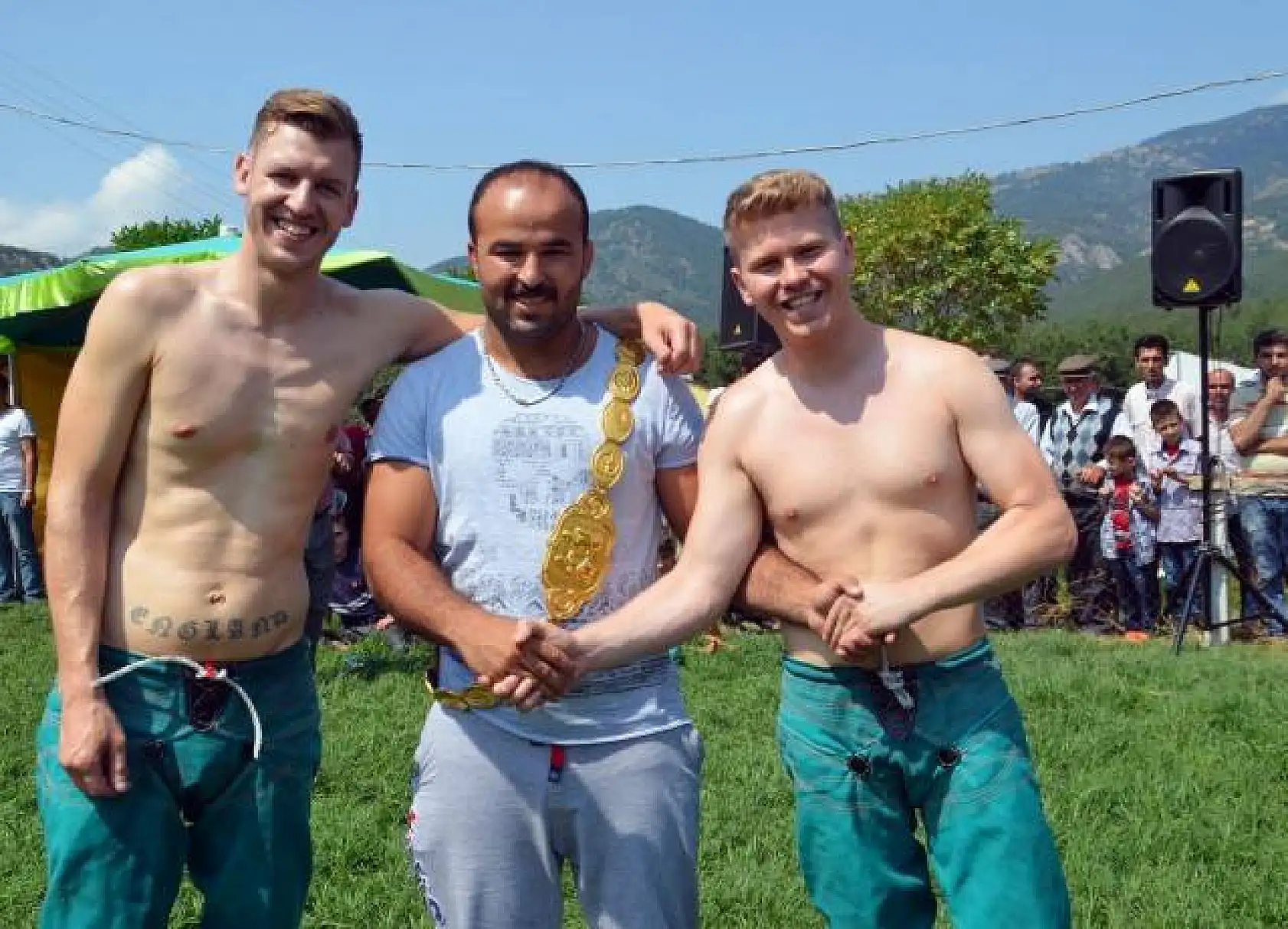 Türk ve İngiliz Güreşçiler er meydanında kapıştı