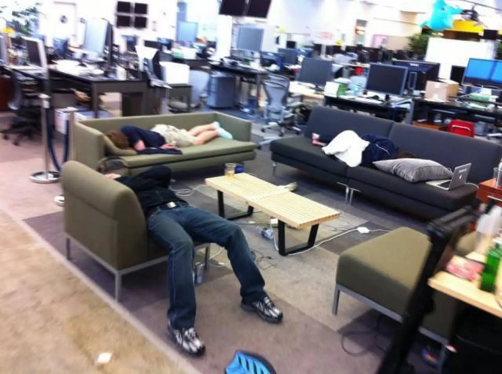 Mavi Dev 'Facebook'un çalışanları uyurken