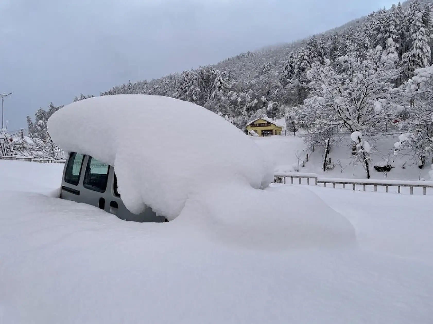 Çam ormanlarıyla çevrili Şenpazar ilçesi beyaza büründü