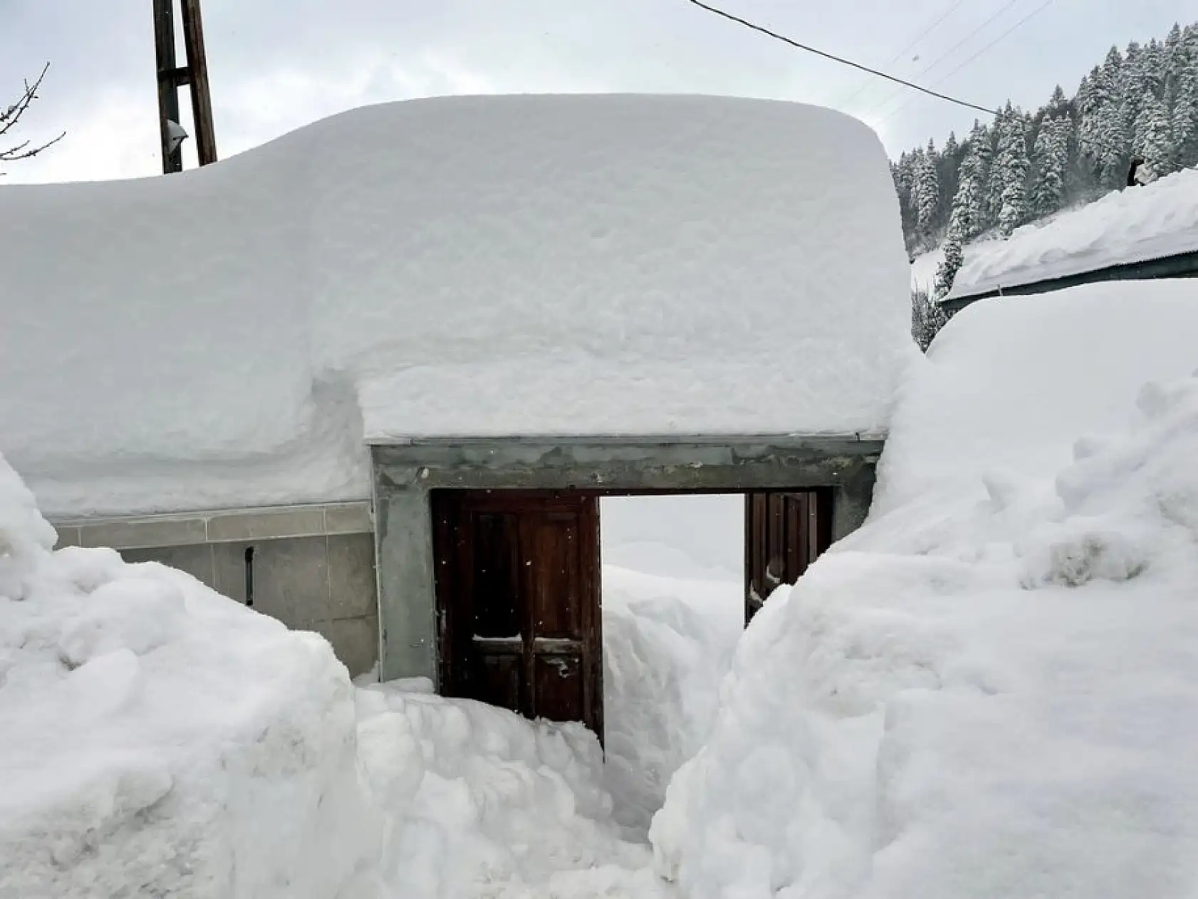 Kar kalınlığı 2 metreye yaklaştı! Araçlar karın altında kaldı