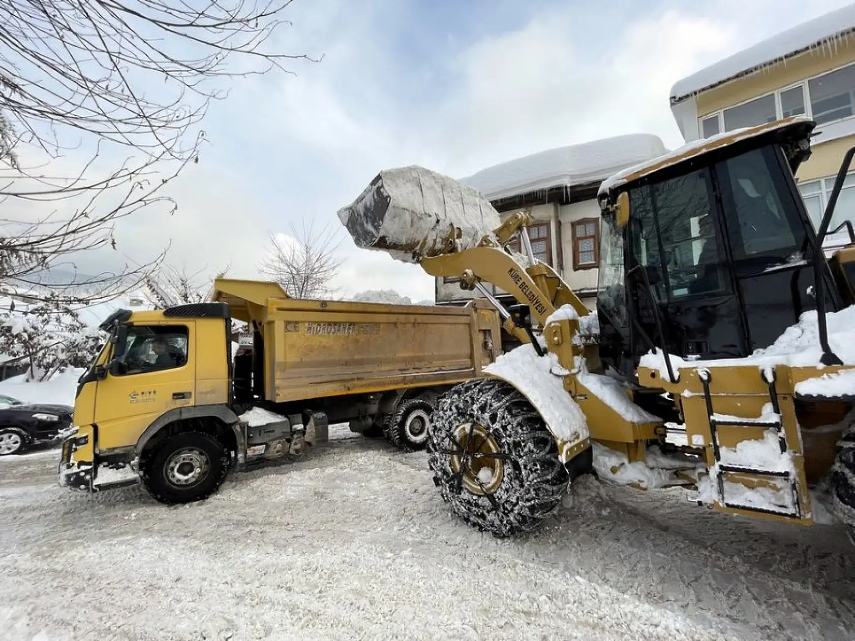 Kar kalınlığı 2 metreye yaklaştı! Araçlar karın altında kaldı