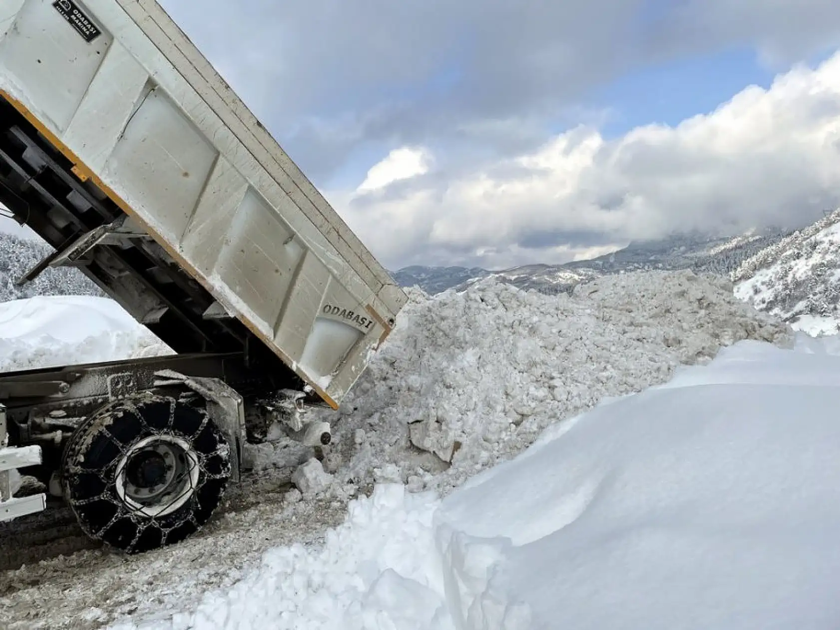 Kar kalınlığı 2 metreye yaklaştı! Araçlar karın altında kaldı