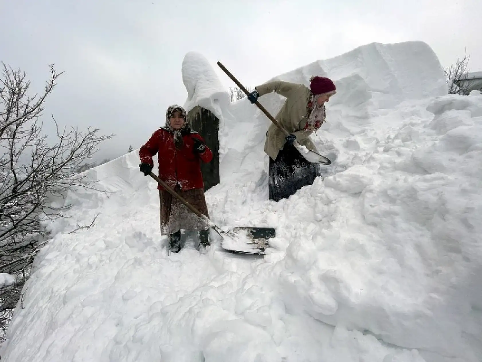 Kar kalınlığı 2 metreye yaklaştı! Araçlar karın altında kaldı