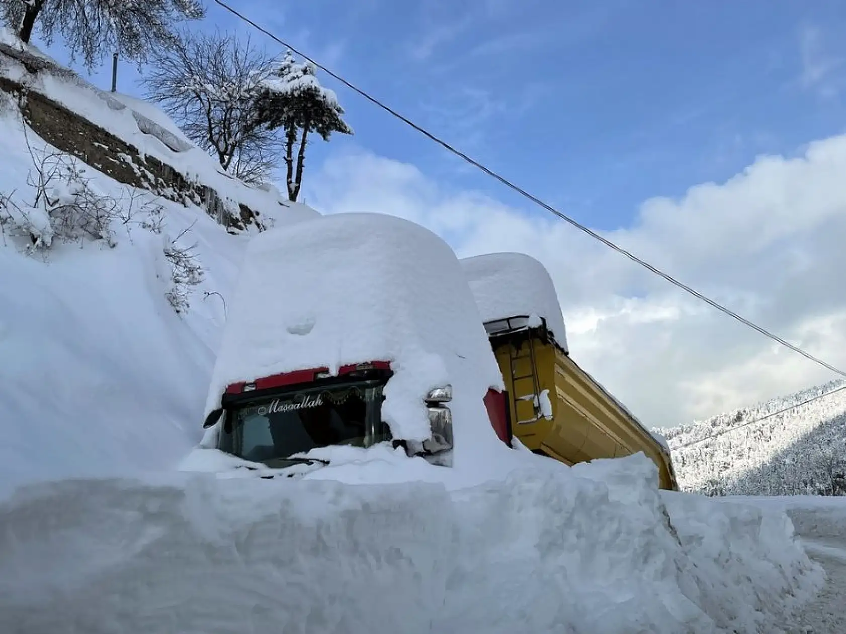 Kar kalınlığı 2 metreye yaklaştı! Araçlar karın altında kaldı