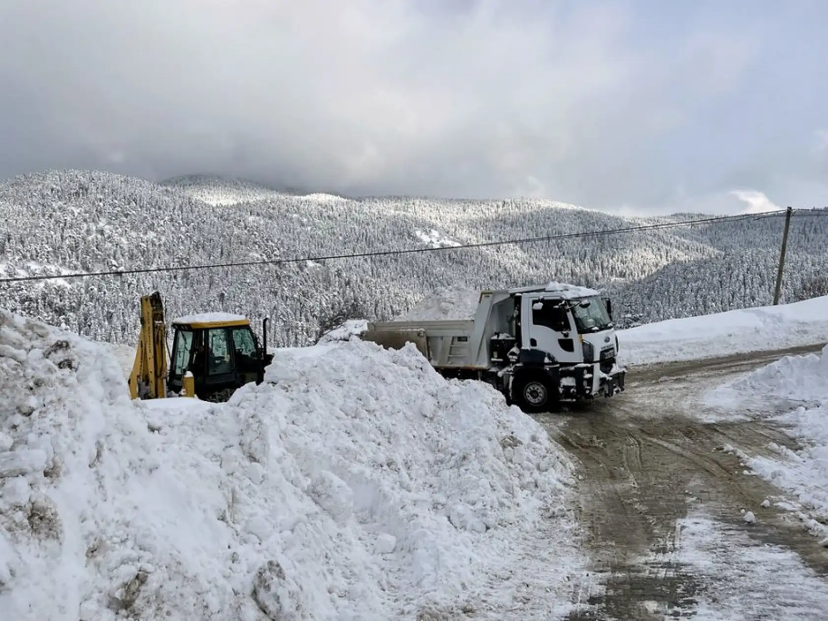 Kar kalınlığı 2 metreye yaklaştı! Araçlar karın altında kaldı