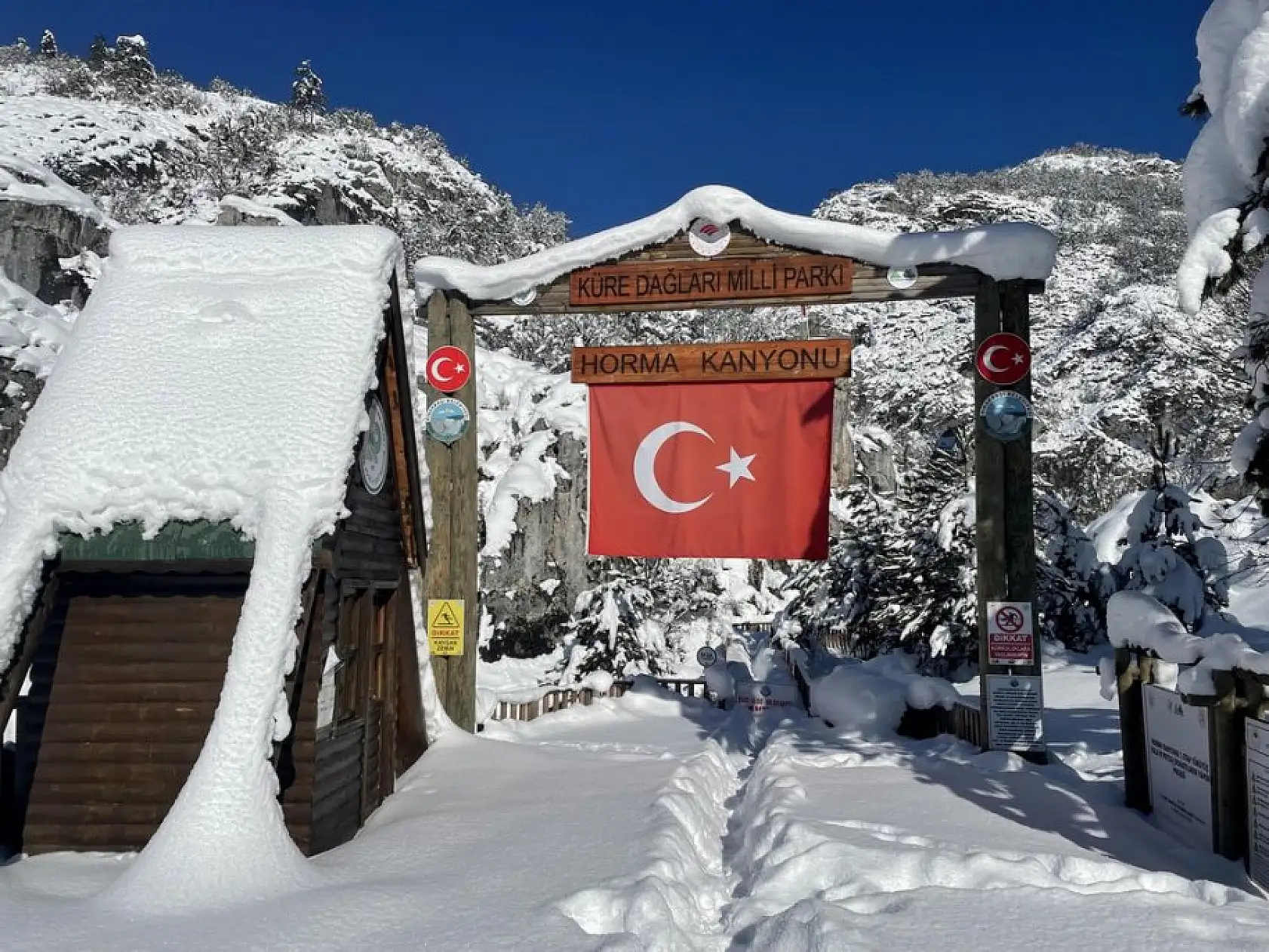 Ziyaretçilerini beyaz örtüyle karşılıyor