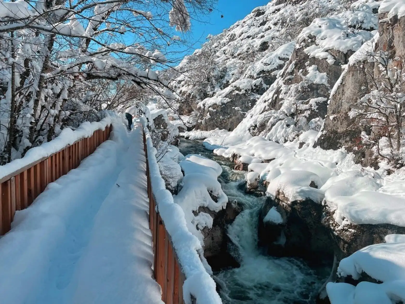 Ziyaretçilerini beyaz örtüyle karşılıyor