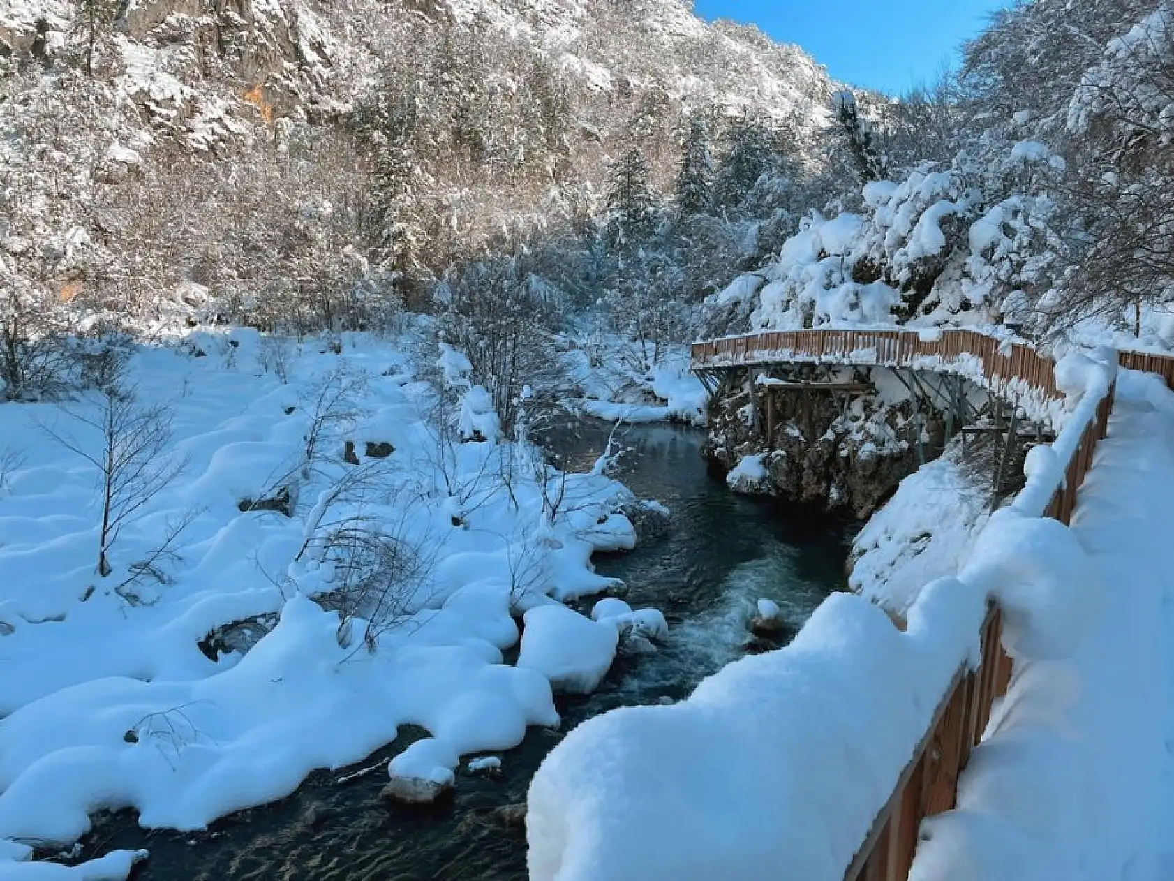 Ziyaretçilerini beyaz örtüyle karşılıyor