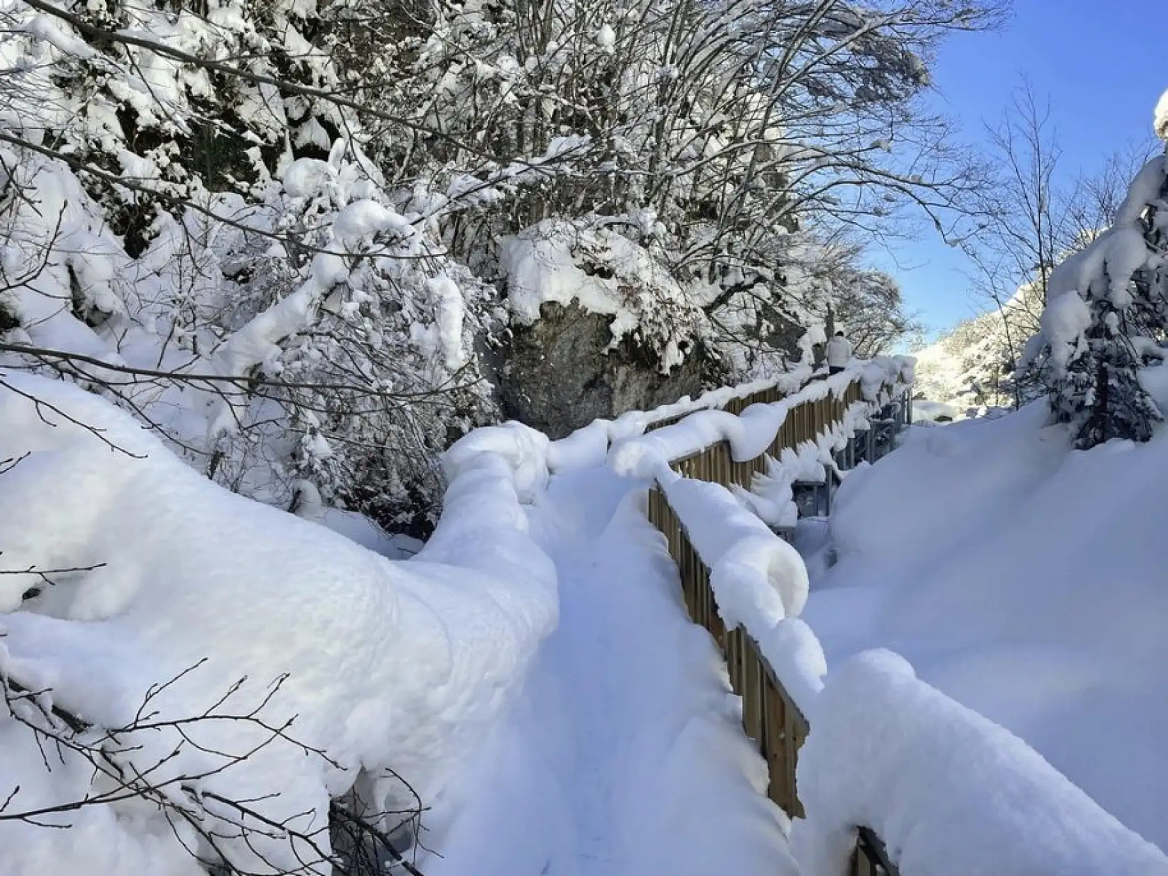 Ziyaretçilerini beyaz örtüyle karşılıyor