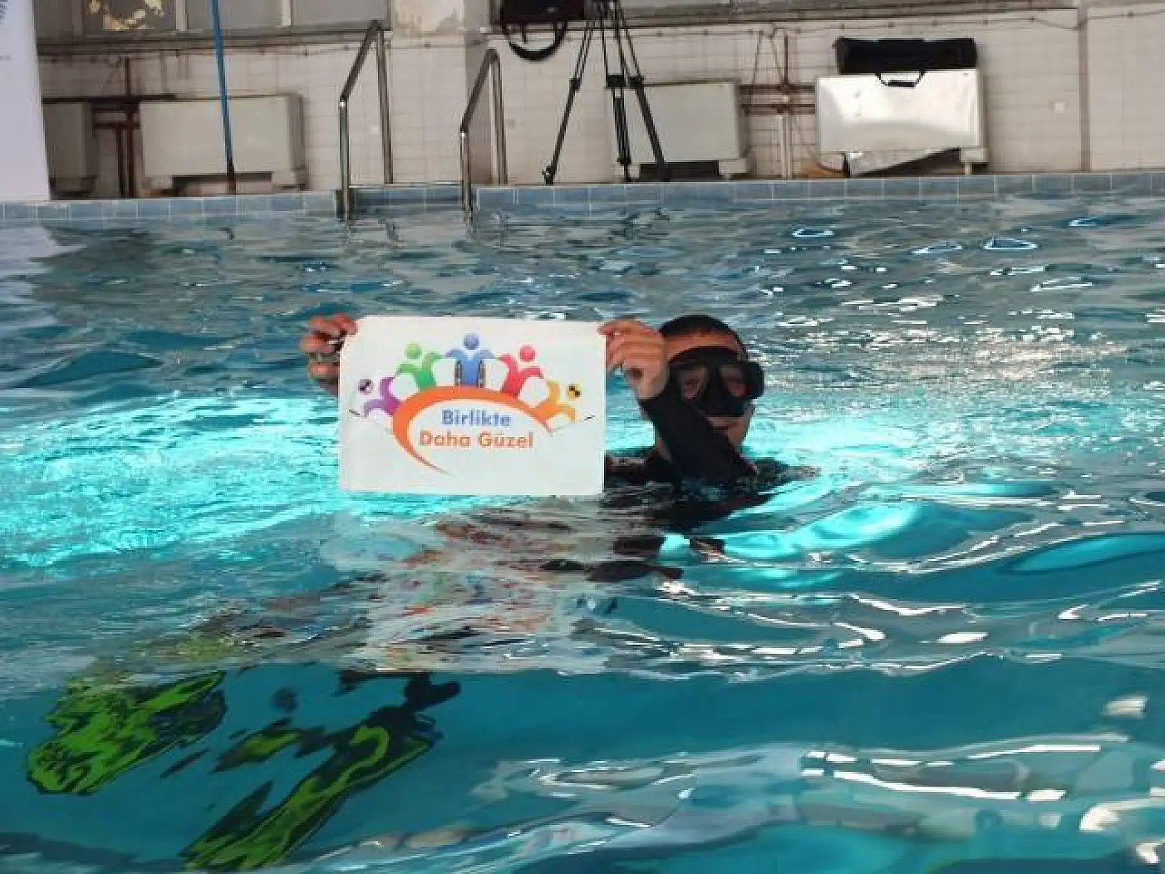 Havuzda su altına tüplü dalış