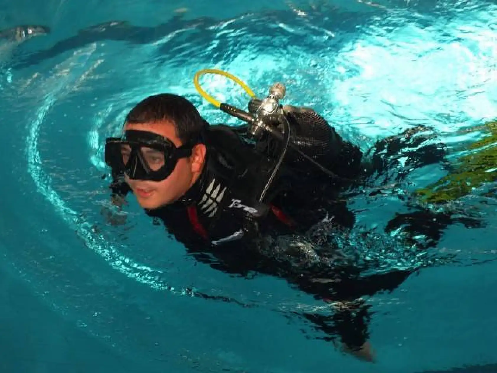 Havuzda su altına tüplü dalış