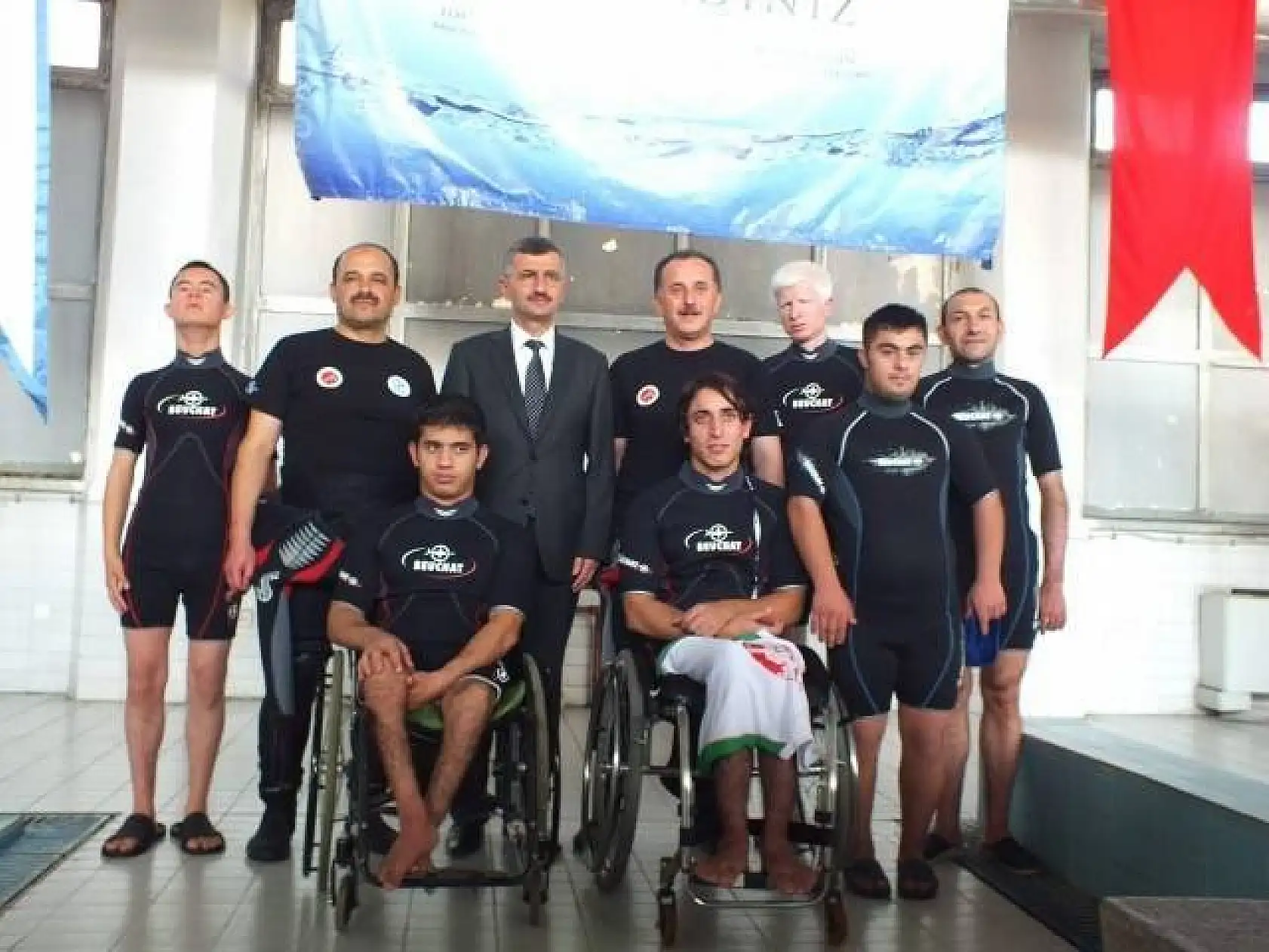 Havuzda su altına tüplü dalış