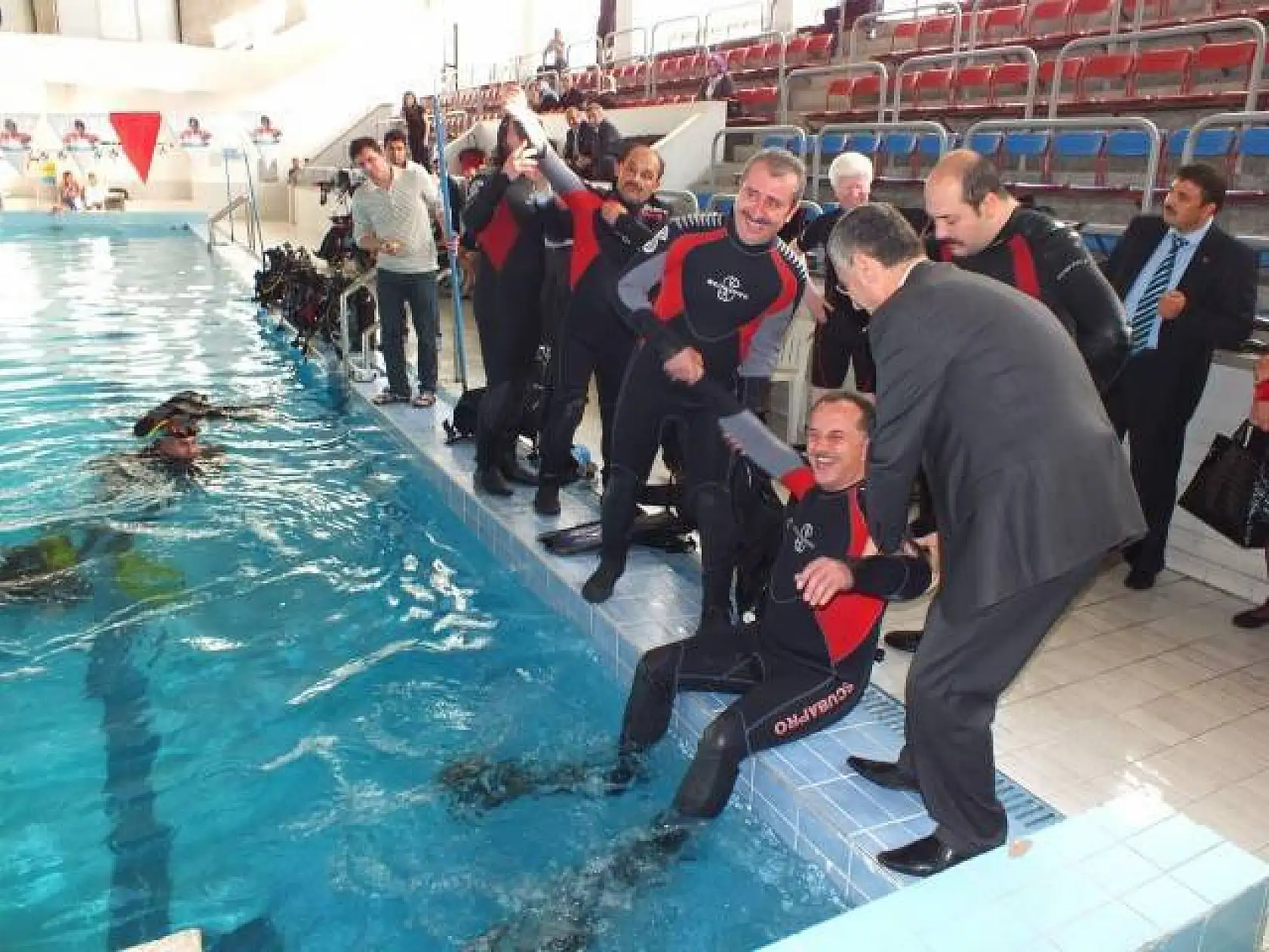 Havuzda su altına tüplü dalış