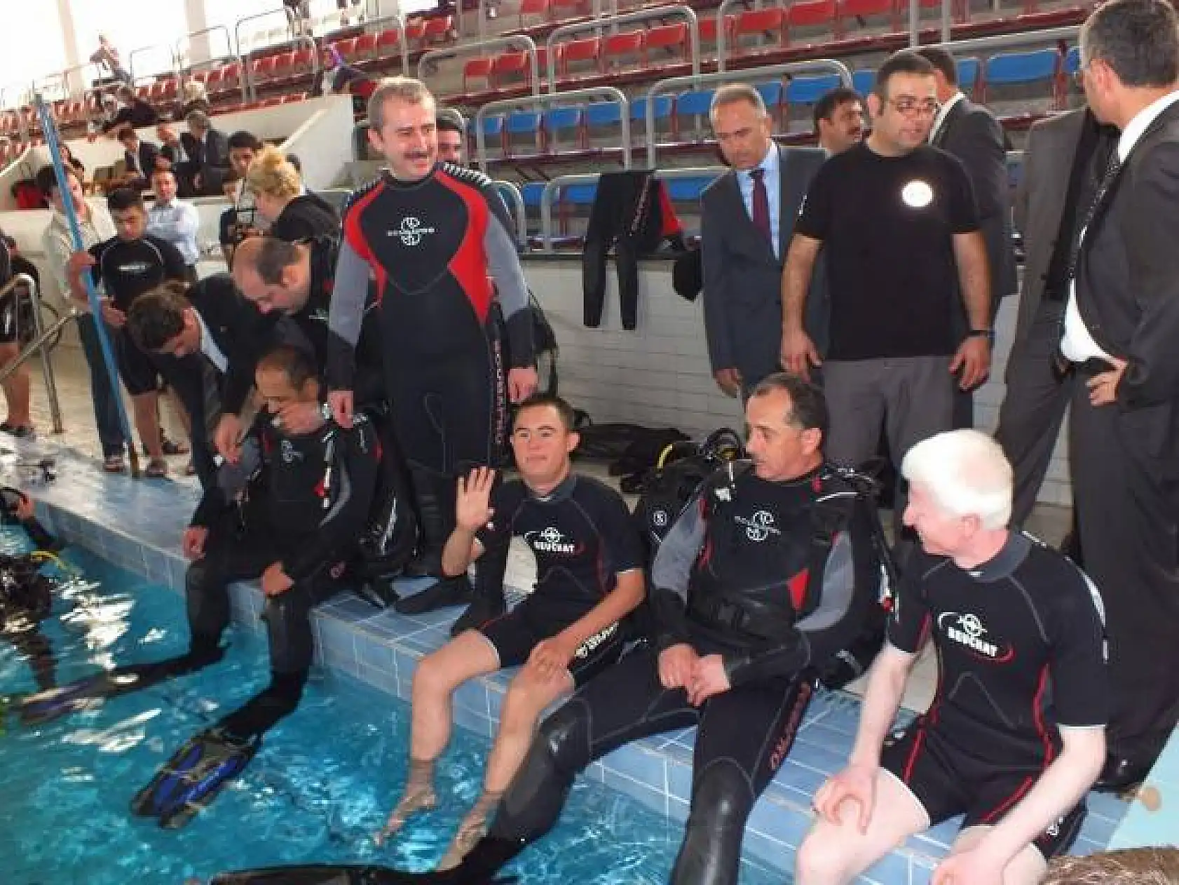 Havuzda su altına tüplü dalış