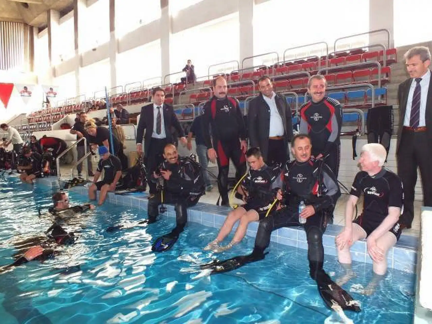 Havuzda su altına tüplü dalış