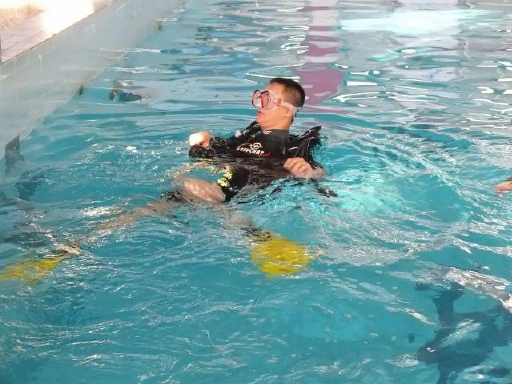 Havuzda su altına tüplü dalış