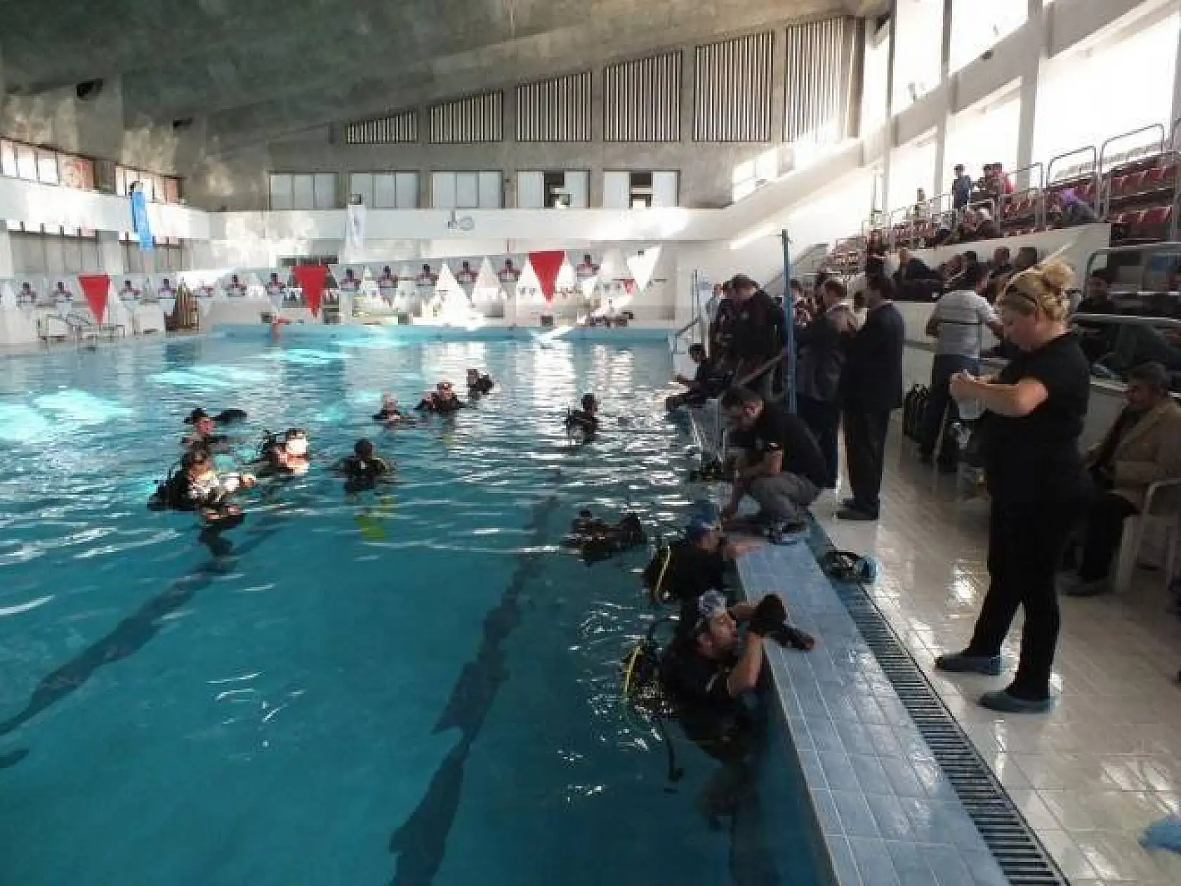 Havuzda su altına tüplü dalış