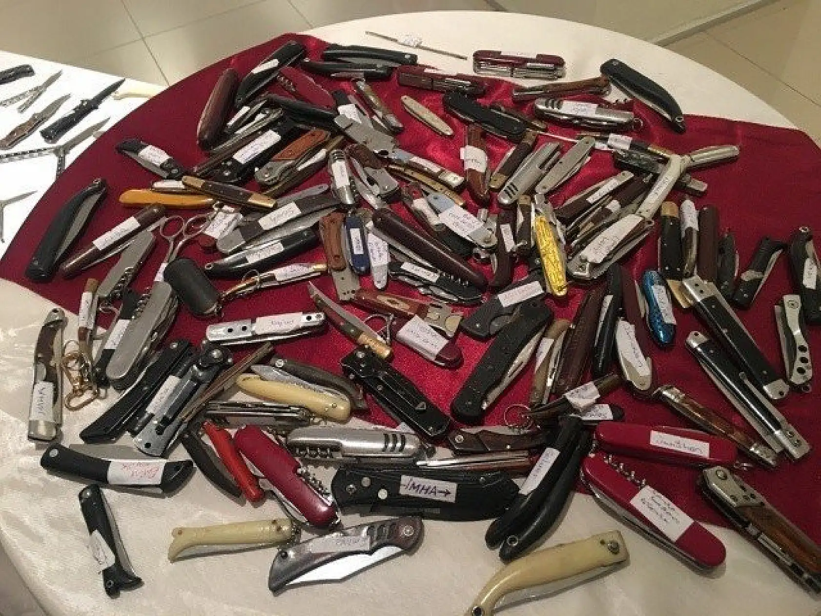 Adiyede ele geçirilen suç aletleri sergilendi