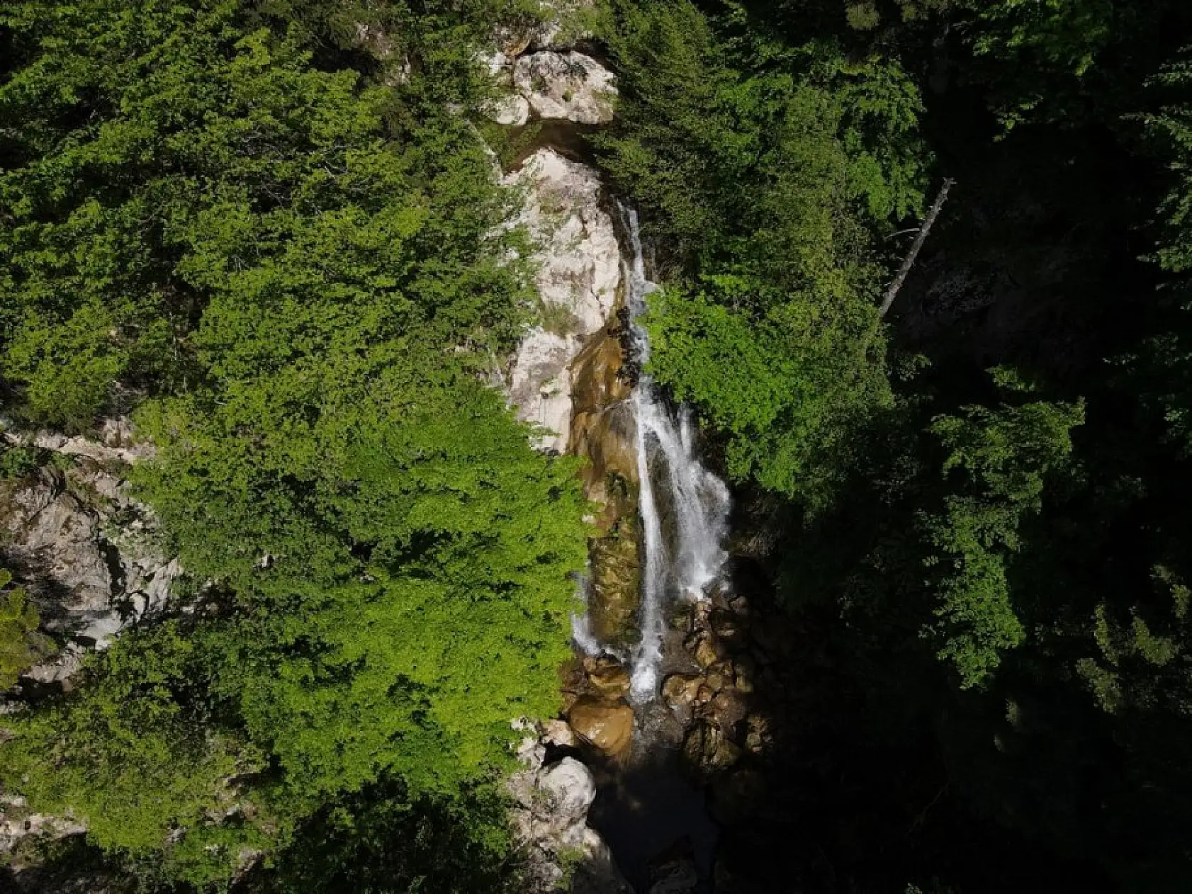 Yeşilin tonları arasında bir şelale: Kızılcasu