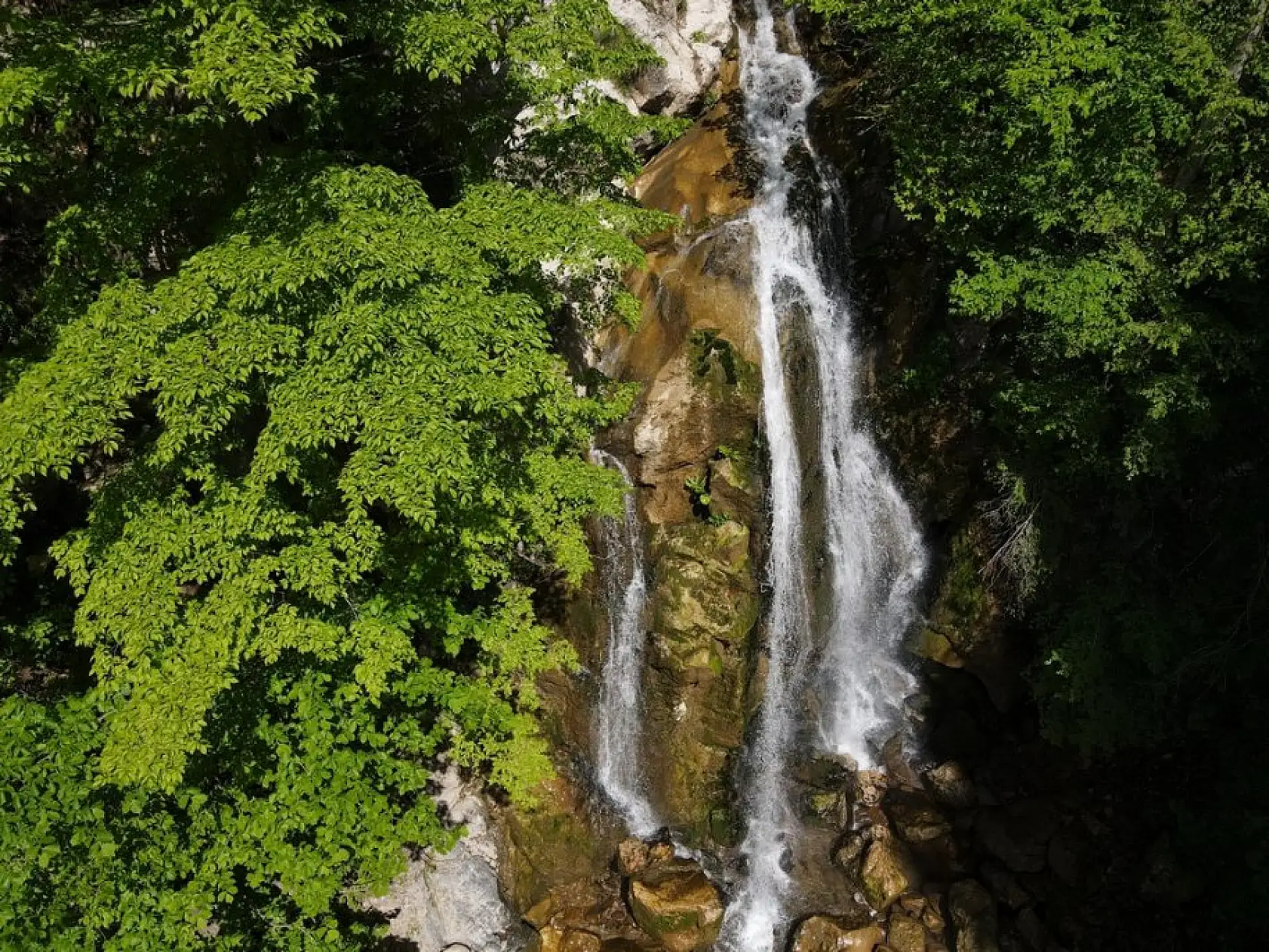 Yeşilin tonları arasında bir şelale: Kızılcasu