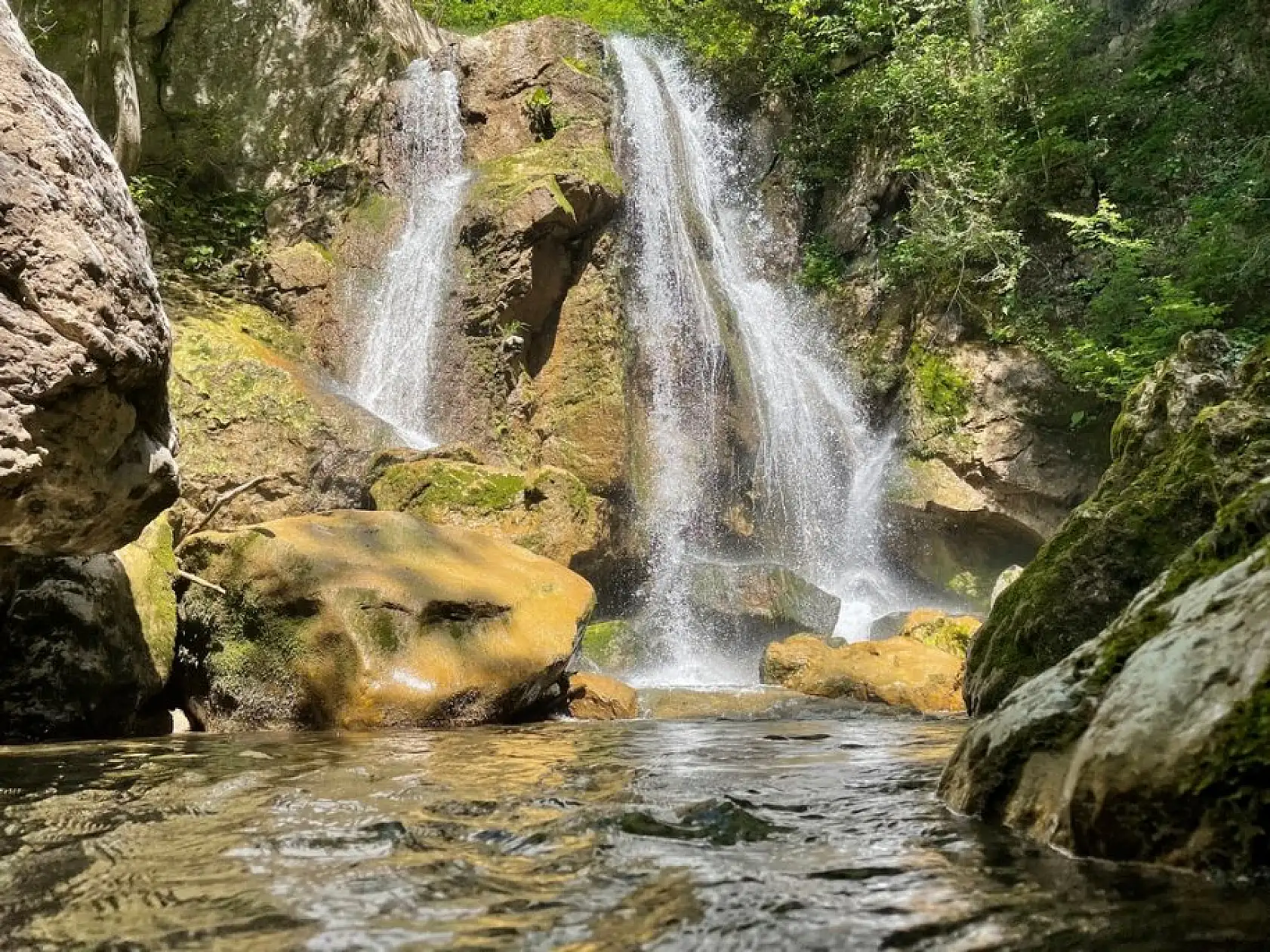 Yeşilin tonları arasında bir şelale: Kızılcasu