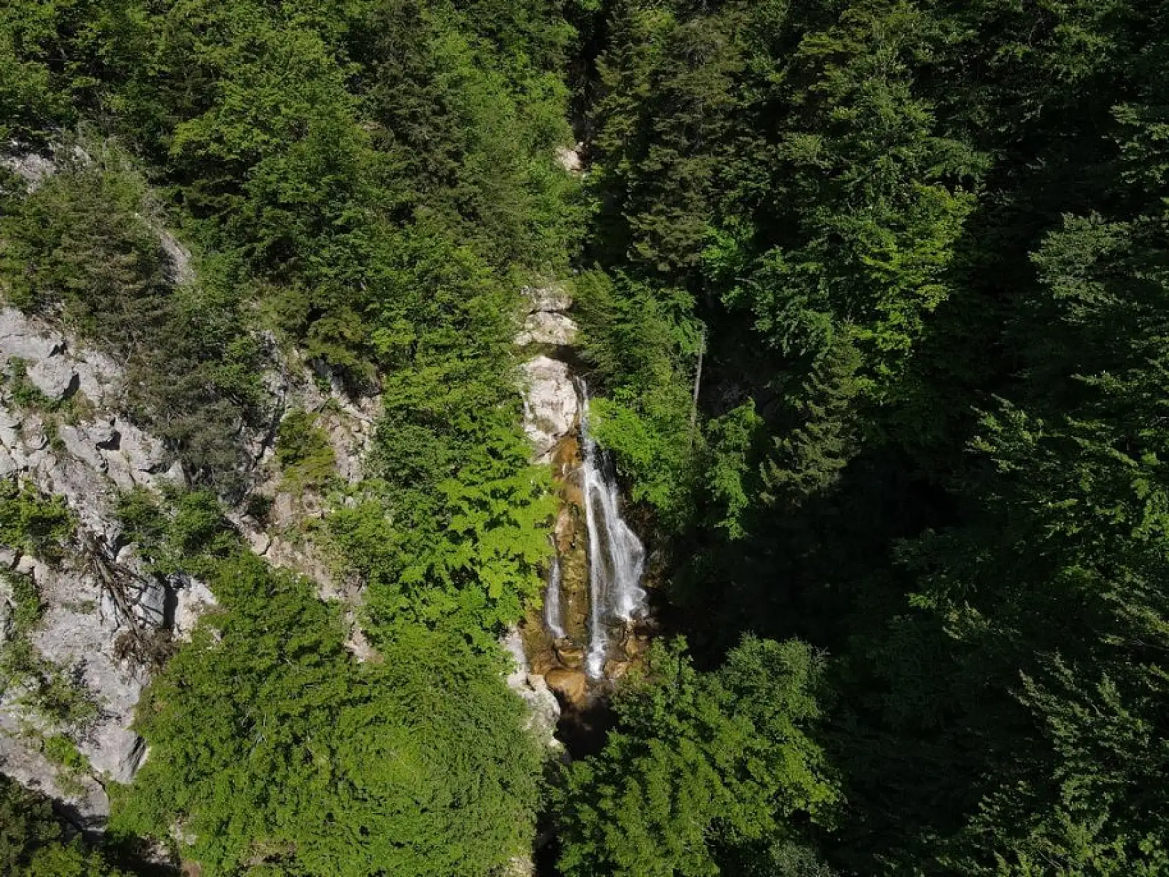 Yeşilin tonları arasında bir şelale: Kızılcasu