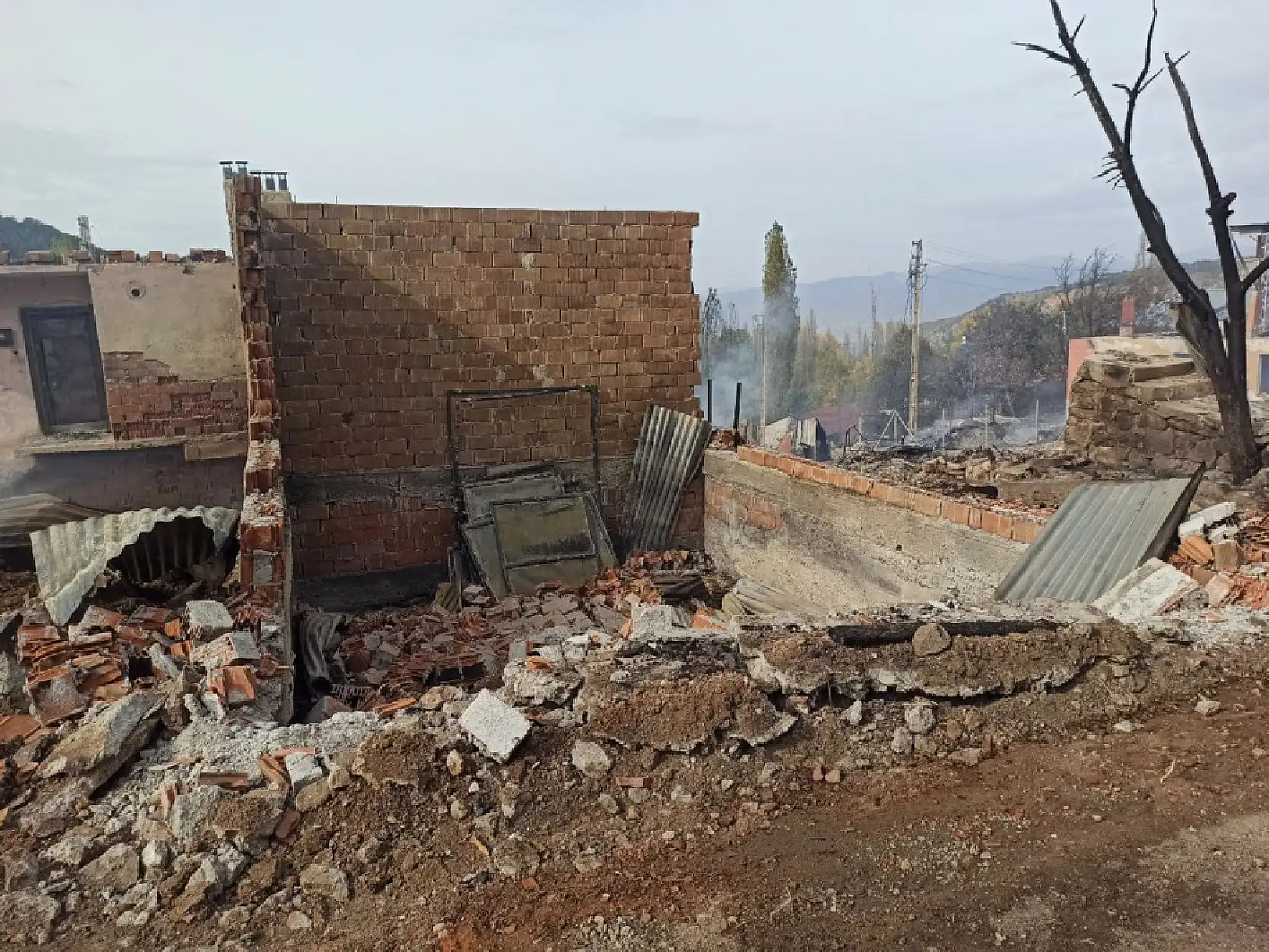 47 evin yandığı yangından geriye kalanlar!