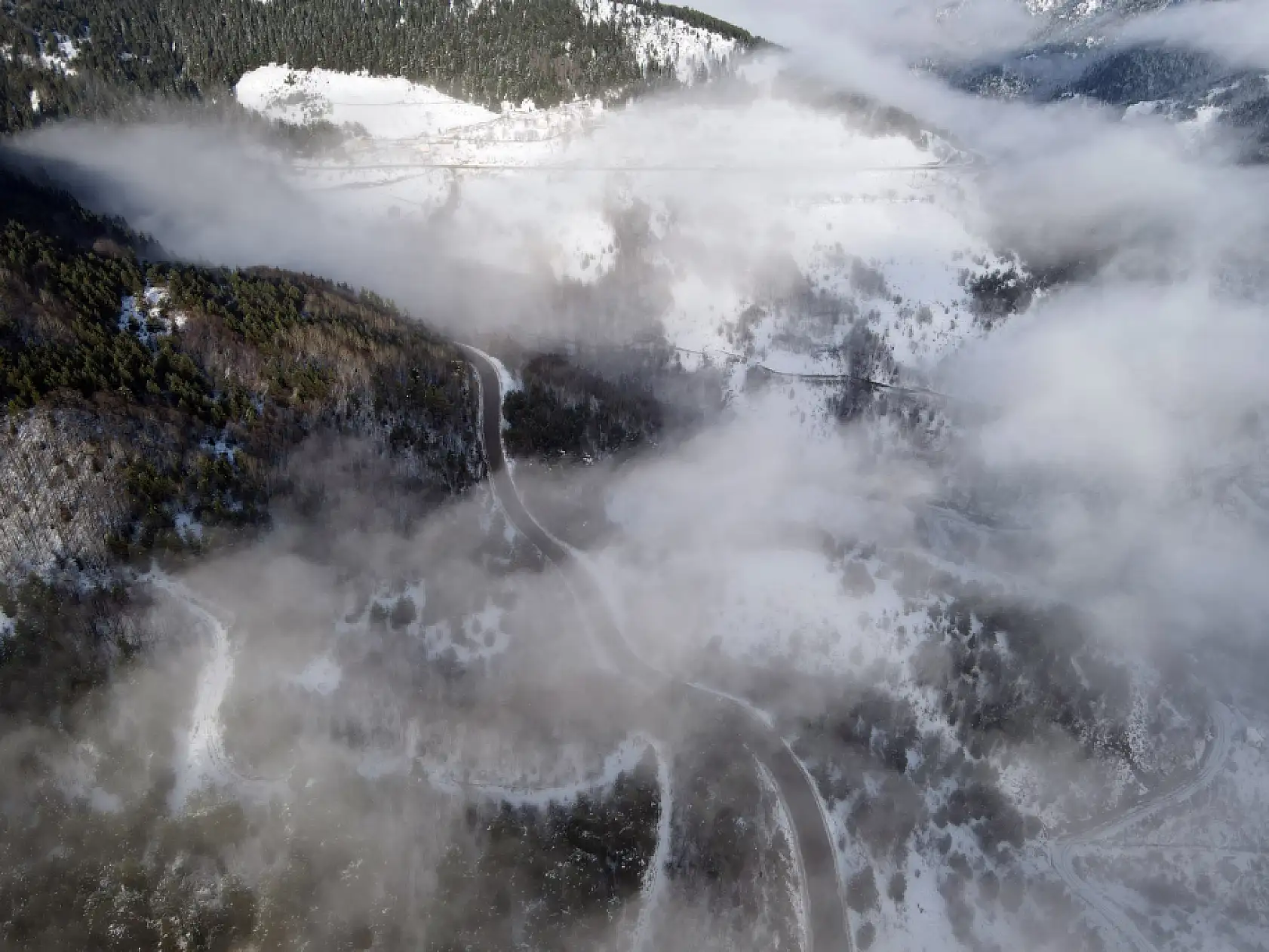 Kar ve sisli Küre Dağları havadan görüntülendi