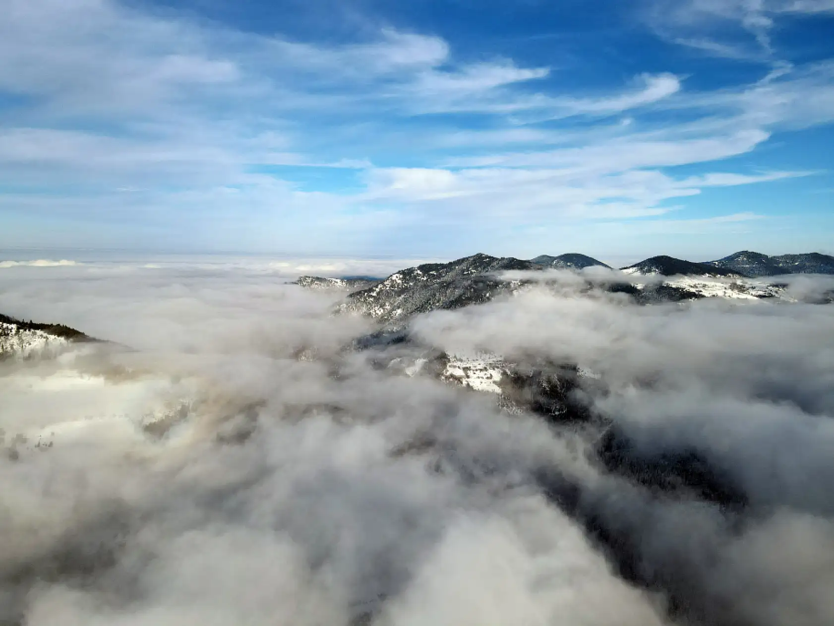Kar ve sisli Küre Dağları havadan görüntülendi