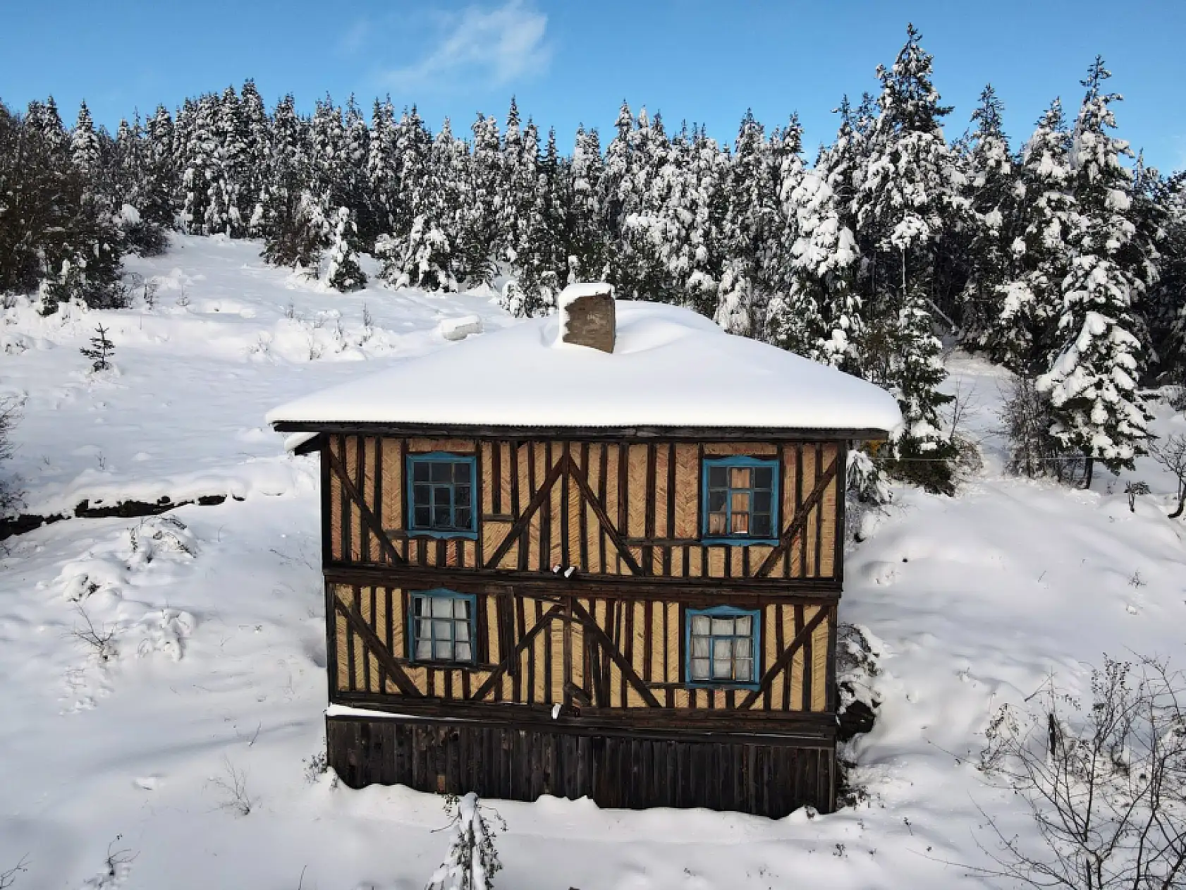 Yöresel evler ve ormanlarla bütünleşen kar