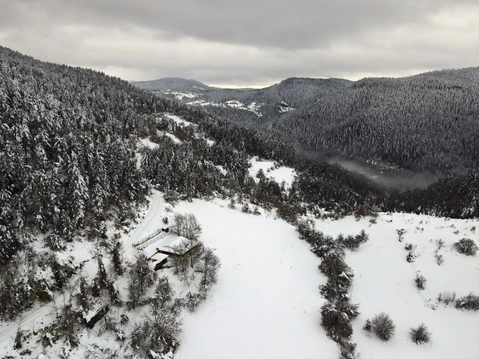 Yöresel evler ve ormanlarla bütünleşen kar