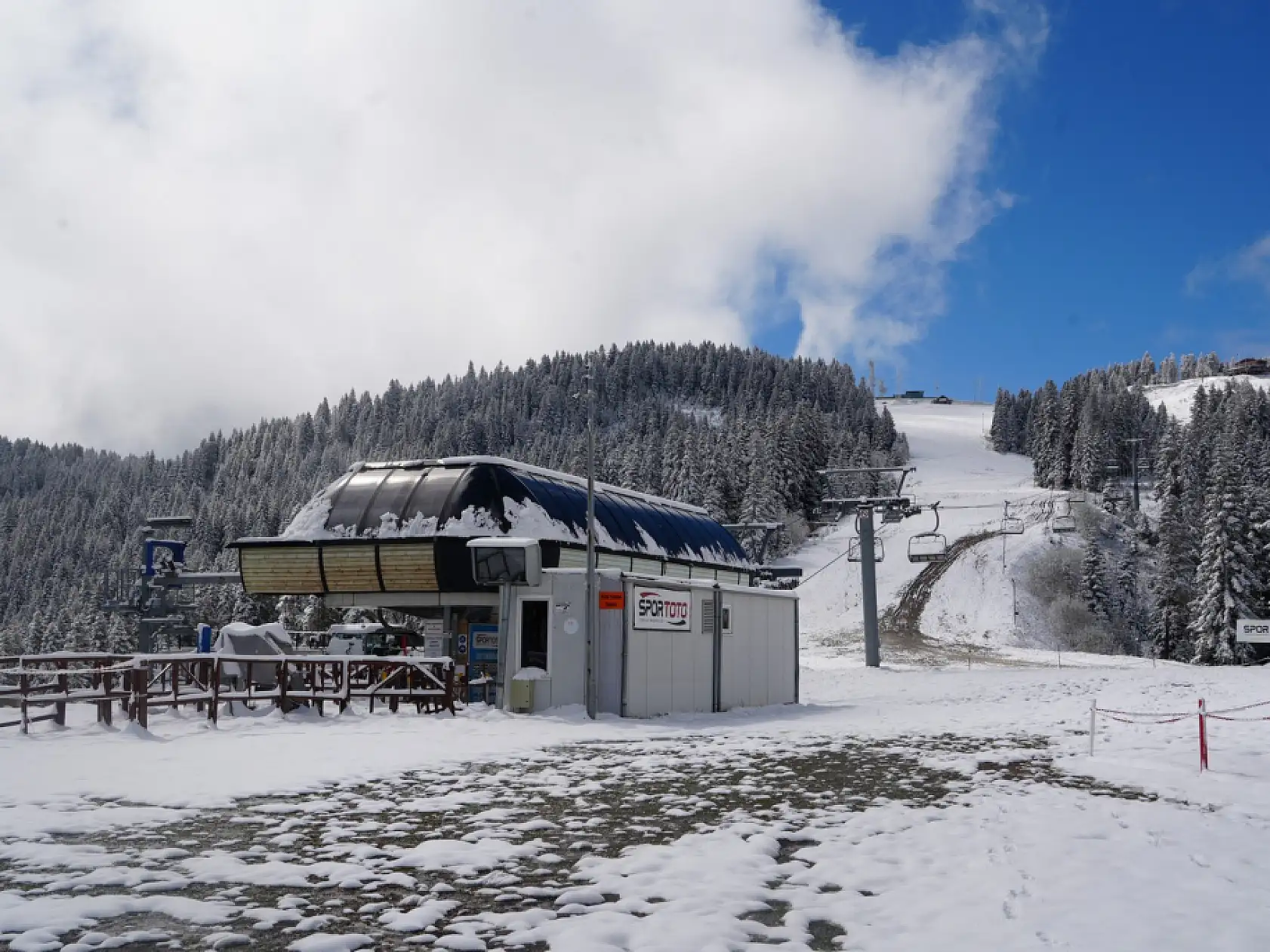 Mayıs ayı karı Ilgaz Dağı'nı beyaza bürüdü
