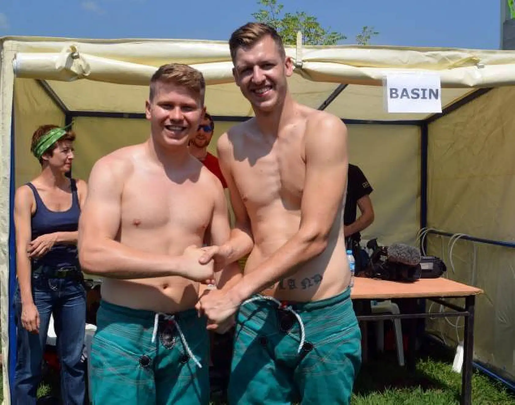 Türk ve İngiliz Güreşçiler er meydanında kapıştı