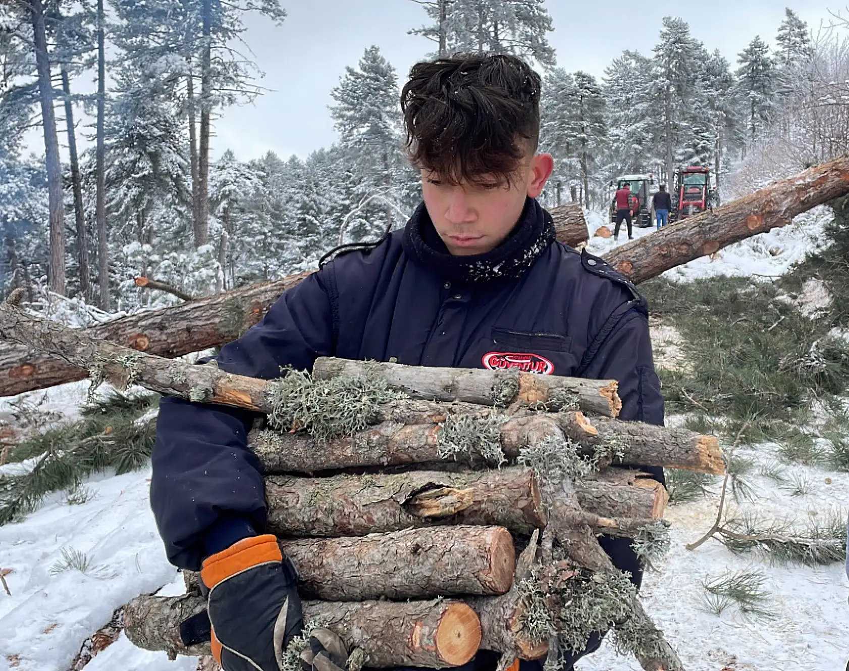 Zorlu şartlarda ekmeklerini ormandan çıkarıyorlar