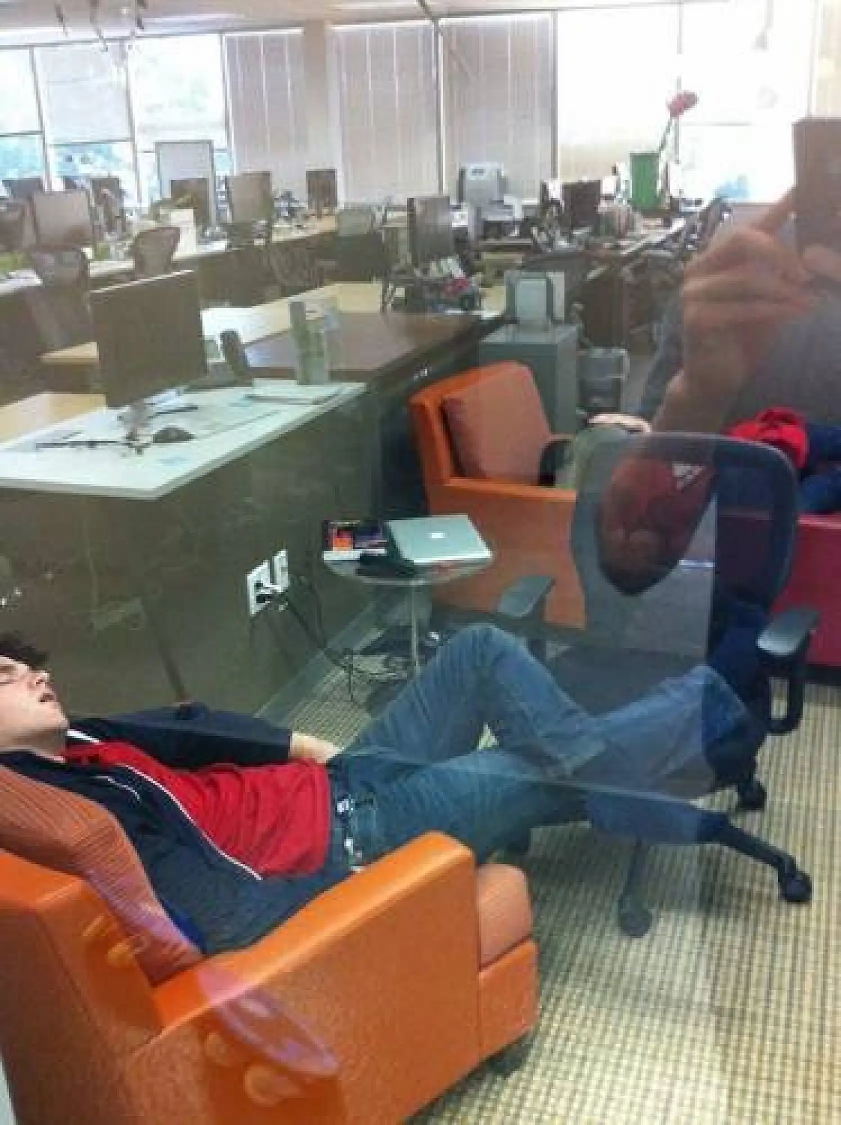 Mavi Dev 'Facebook'un çalışanları uyurken