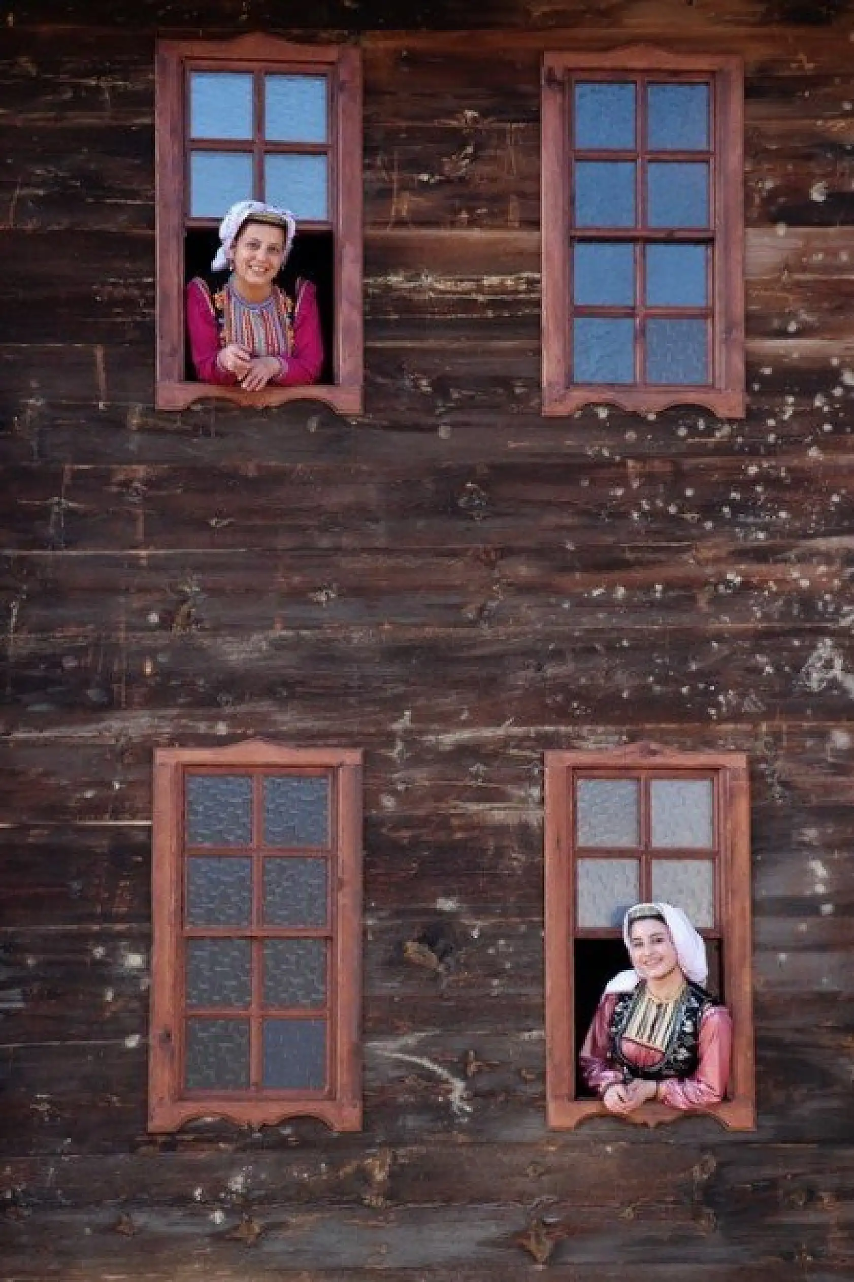 Azdavay'da belediye personeli yöresel giysileriyle mesai yapıyor