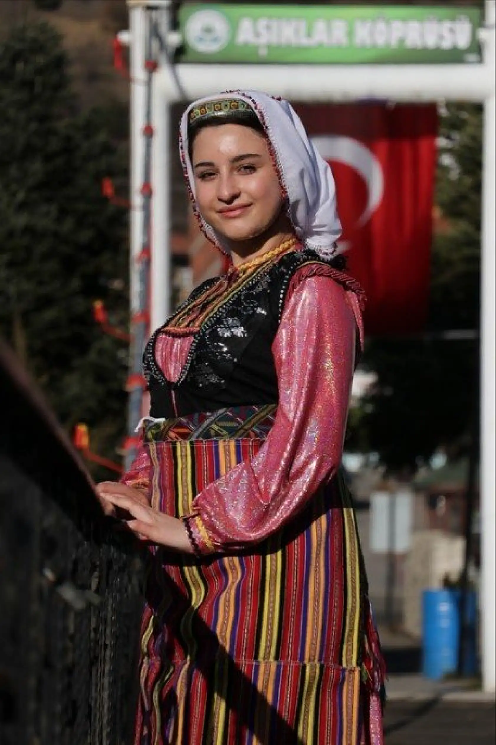 Azdavay'da belediye personeli yöresel giysileriyle mesai yapıyor