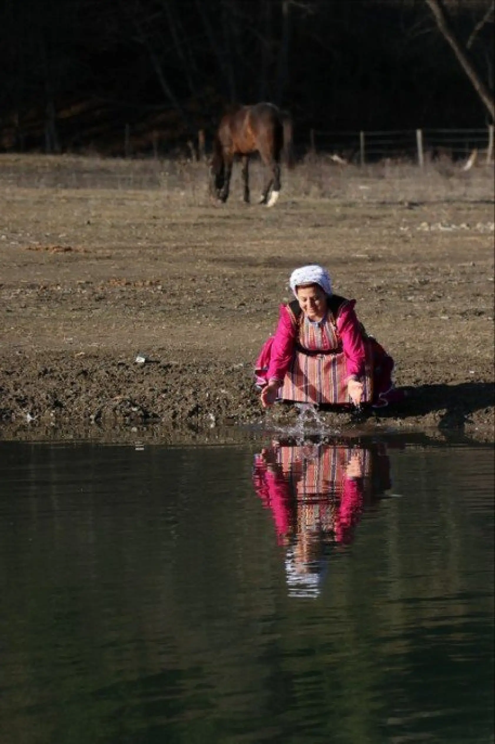 Azdavay'da belediye personeli yöresel giysileriyle mesai yapıyor