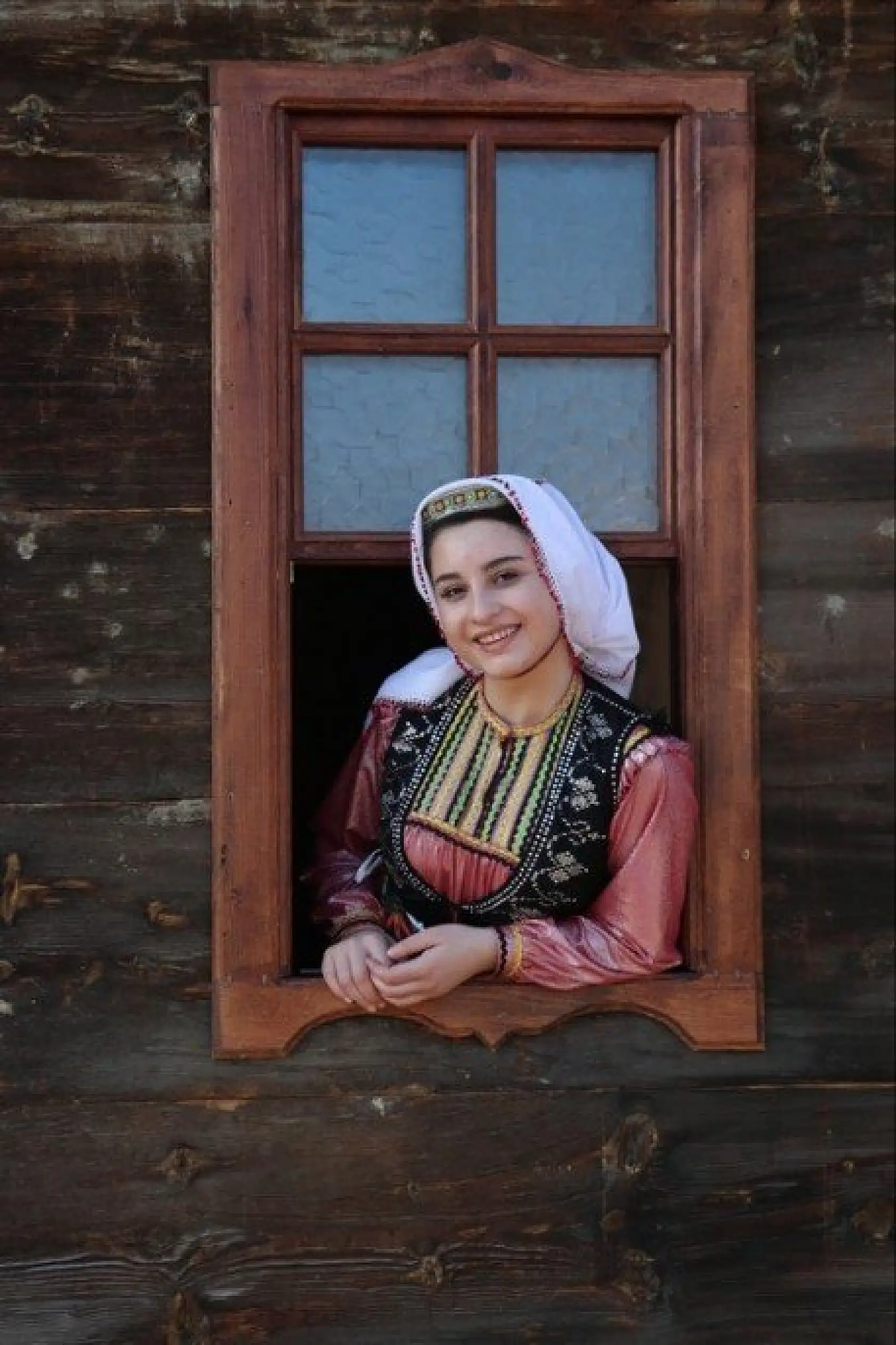 Azdavay'da belediye personeli yöresel giysileriyle mesai yapıyor