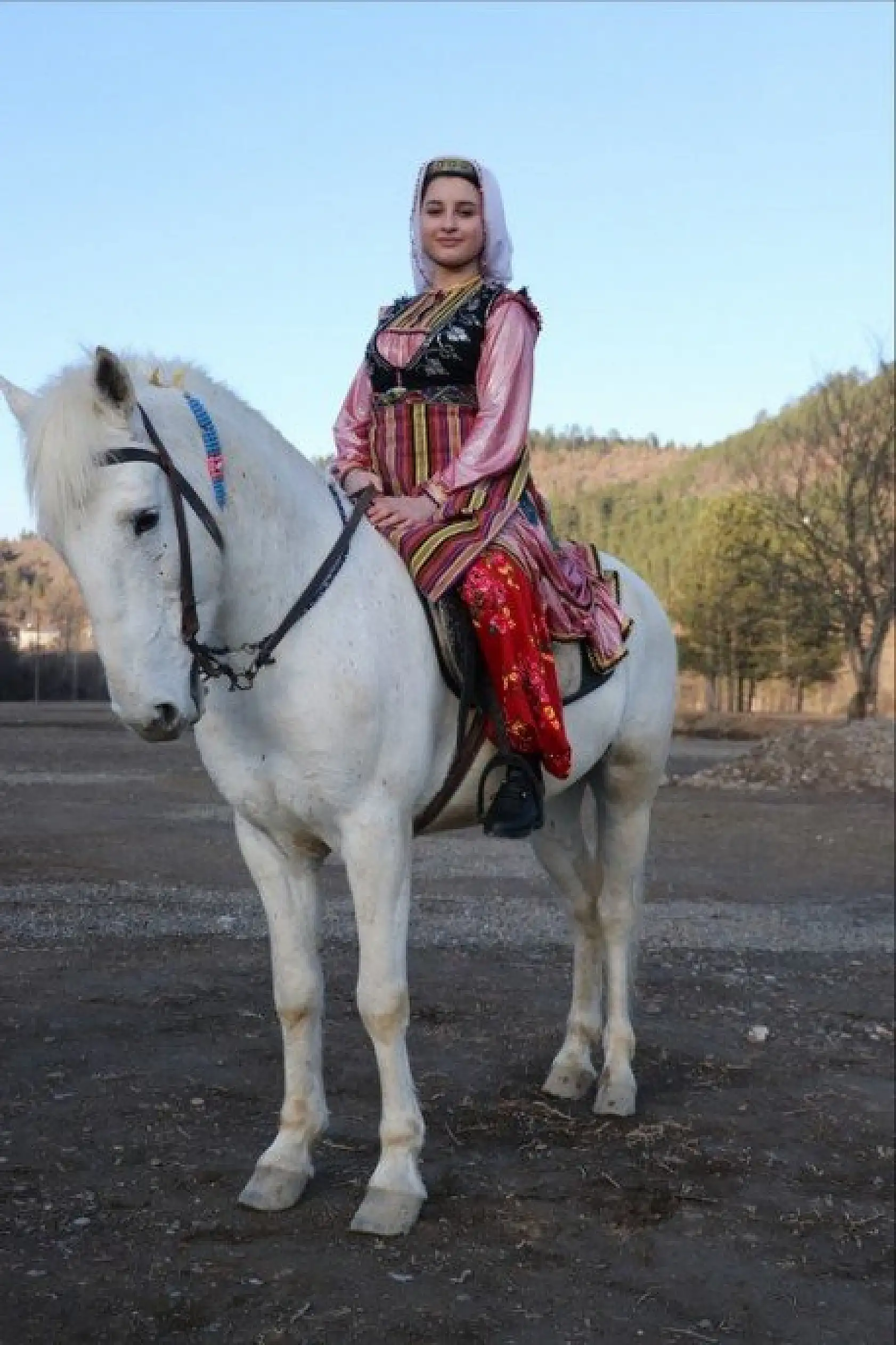 Azdavay'da belediye personeli yöresel giysileriyle mesai yapıyor