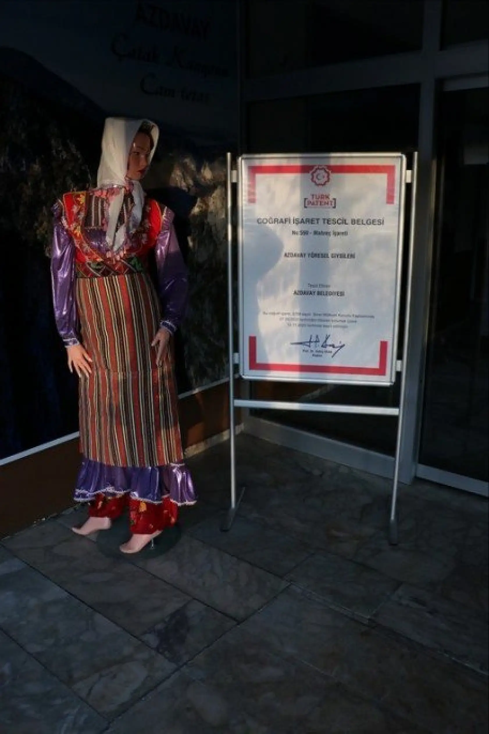 Azdavay'da belediye personeli yöresel giysileriyle mesai yapıyor