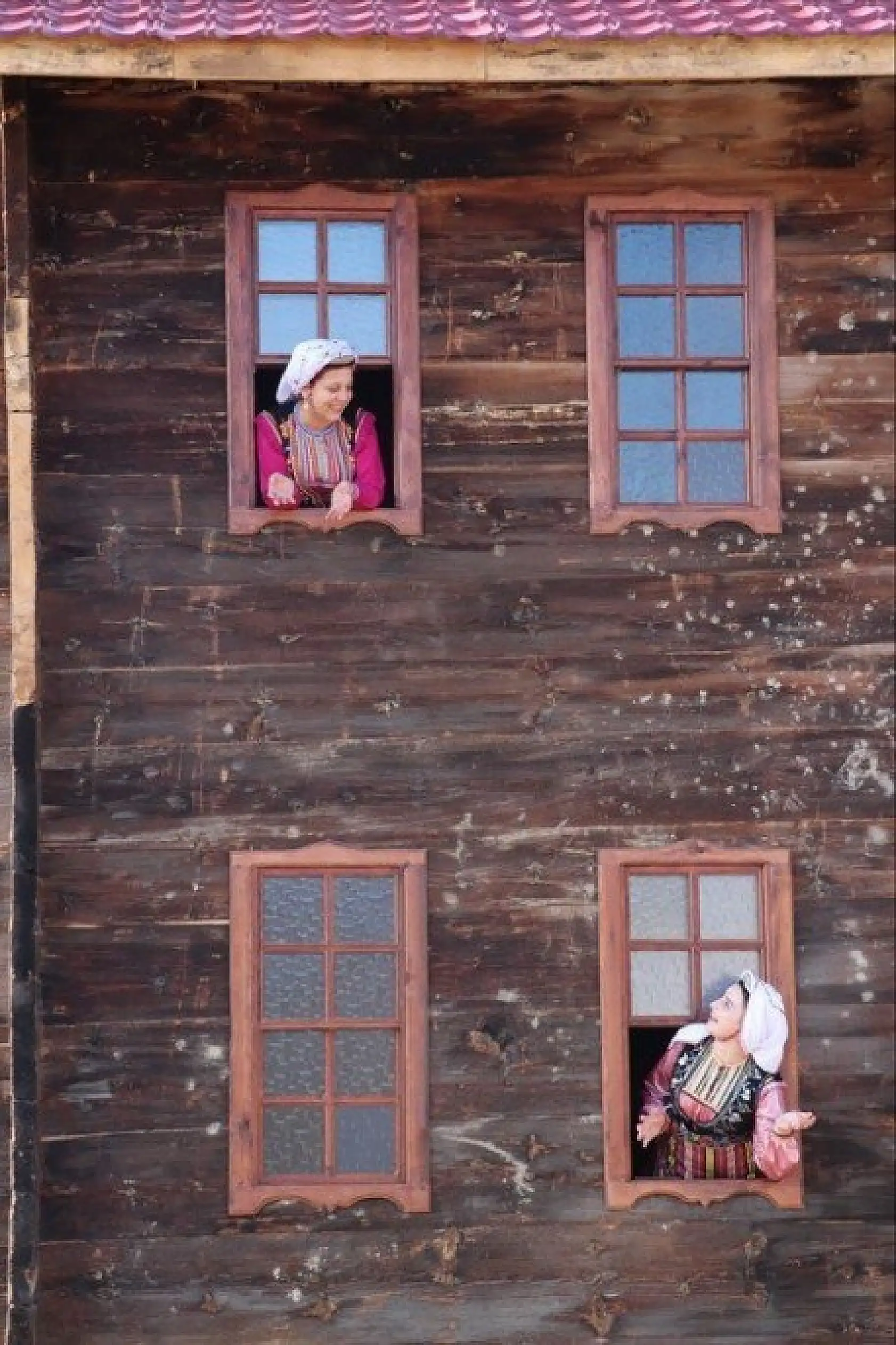 Azdavay'da belediye personeli yöresel giysileriyle mesai yapıyor