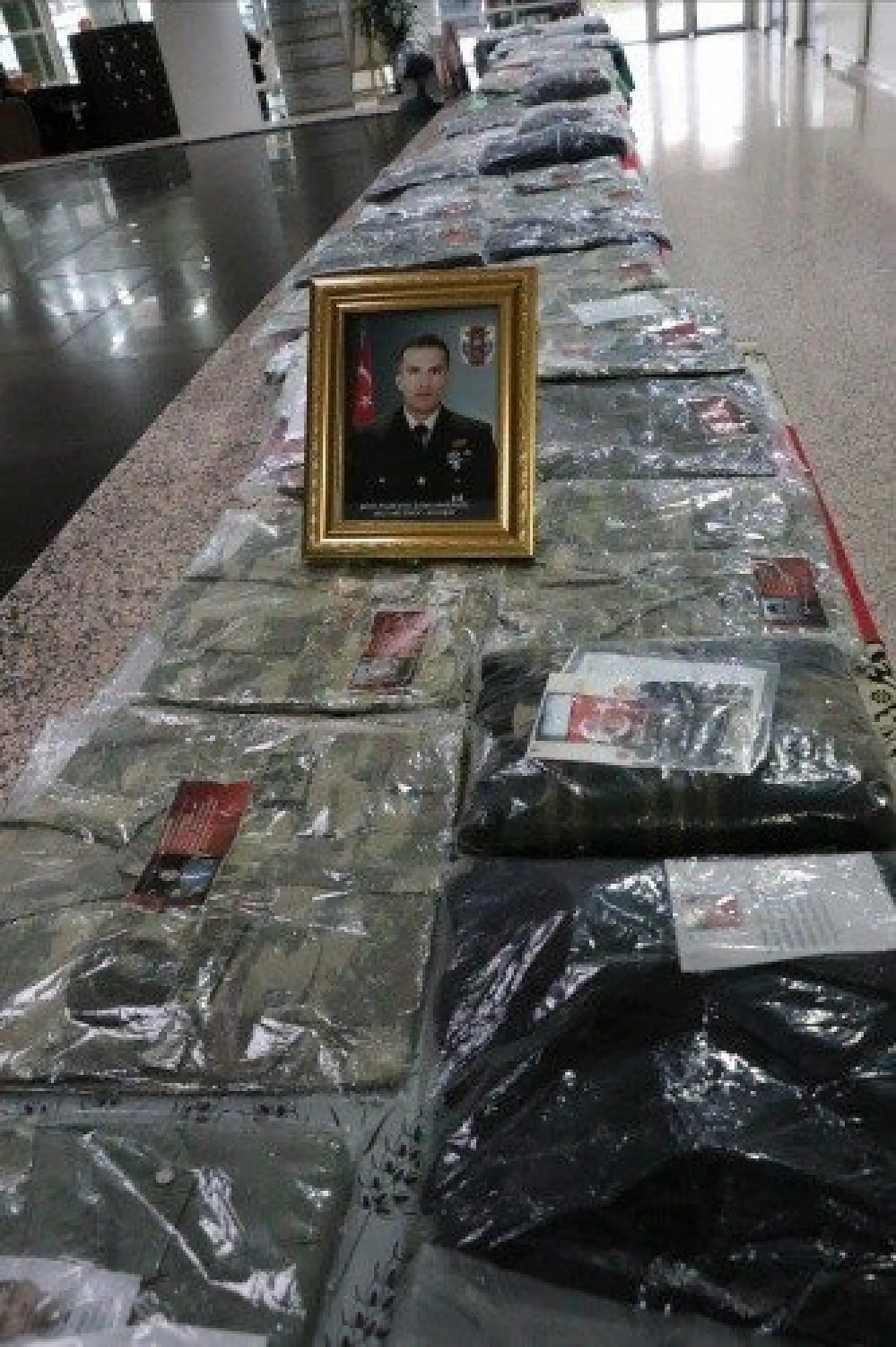 Bedirhan bebeğin zıbını da Yasin Börü'nün okul forması da bu sergide