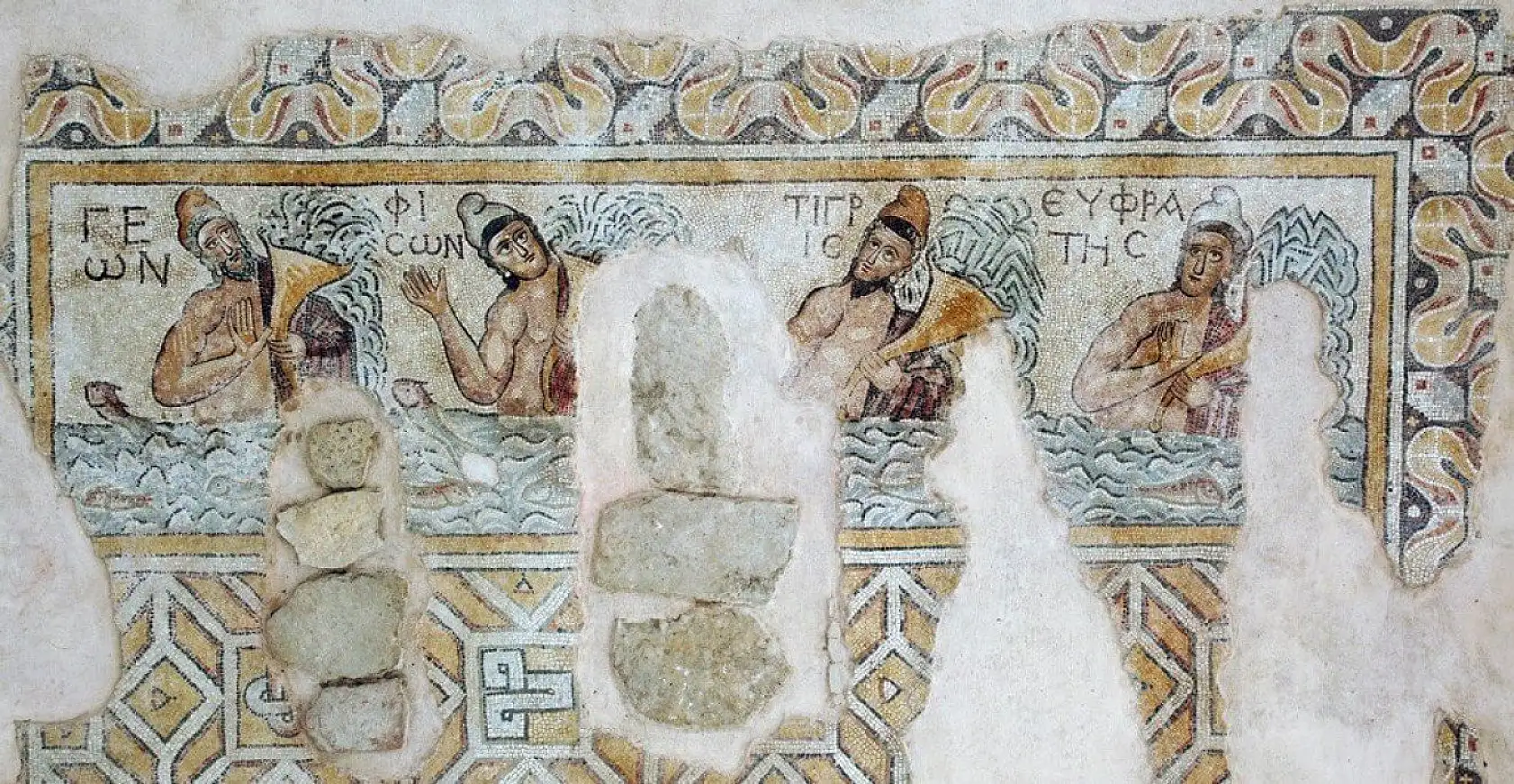 Mezardan 1800 yıllık 'ölü hediyeleri' çıktı